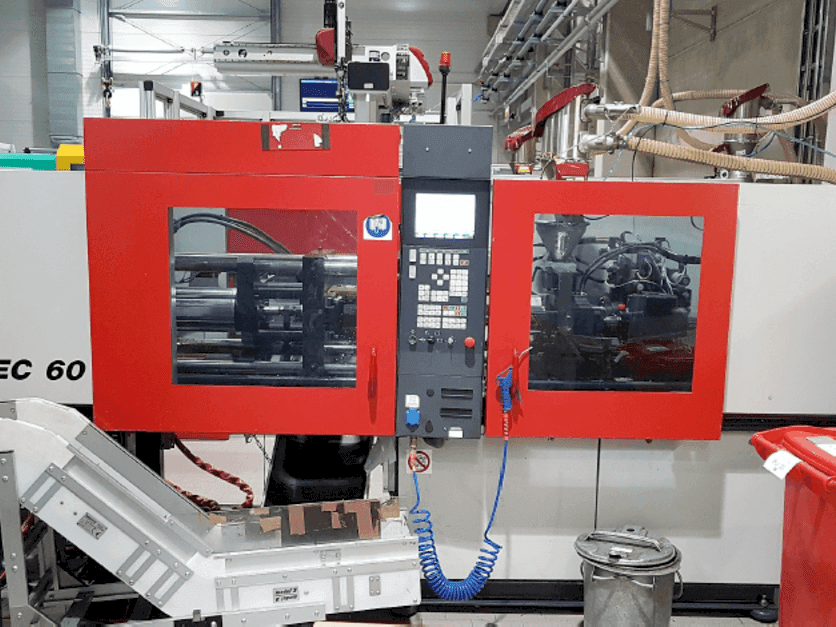 Čelní pohled  na FERROMATIK MILACRON 600-355 K-TEC  stroj