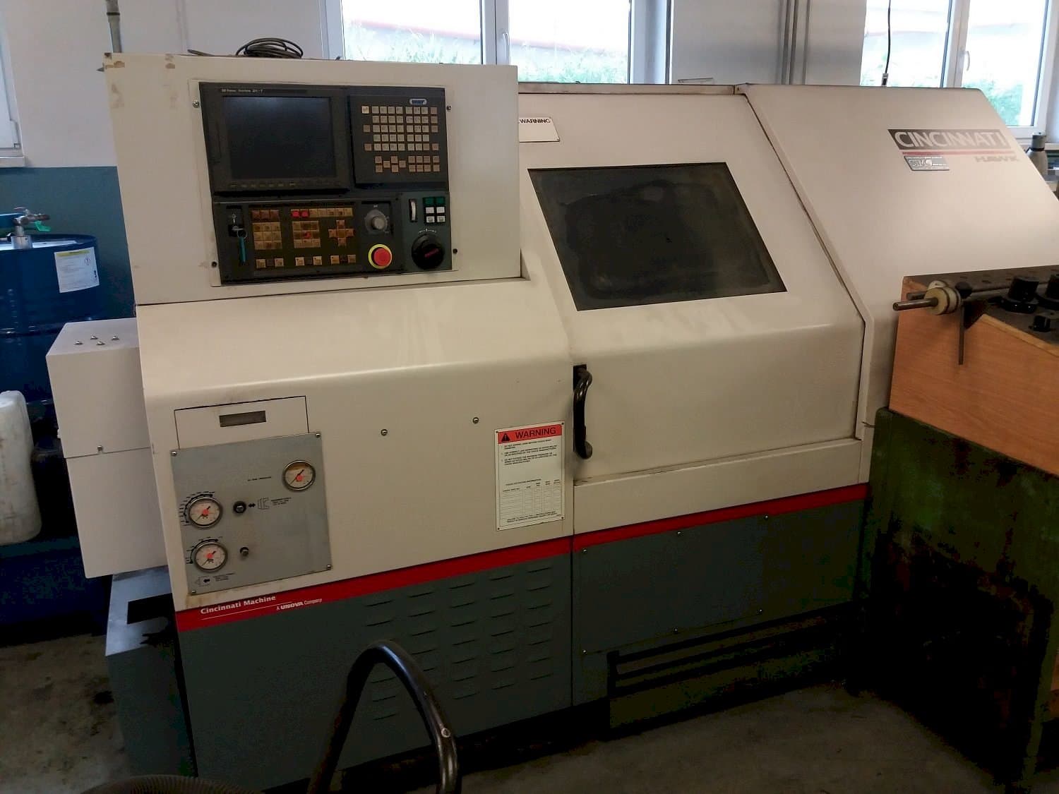 Čelní pohled  na Cincinnati HAWK-200M  stroj