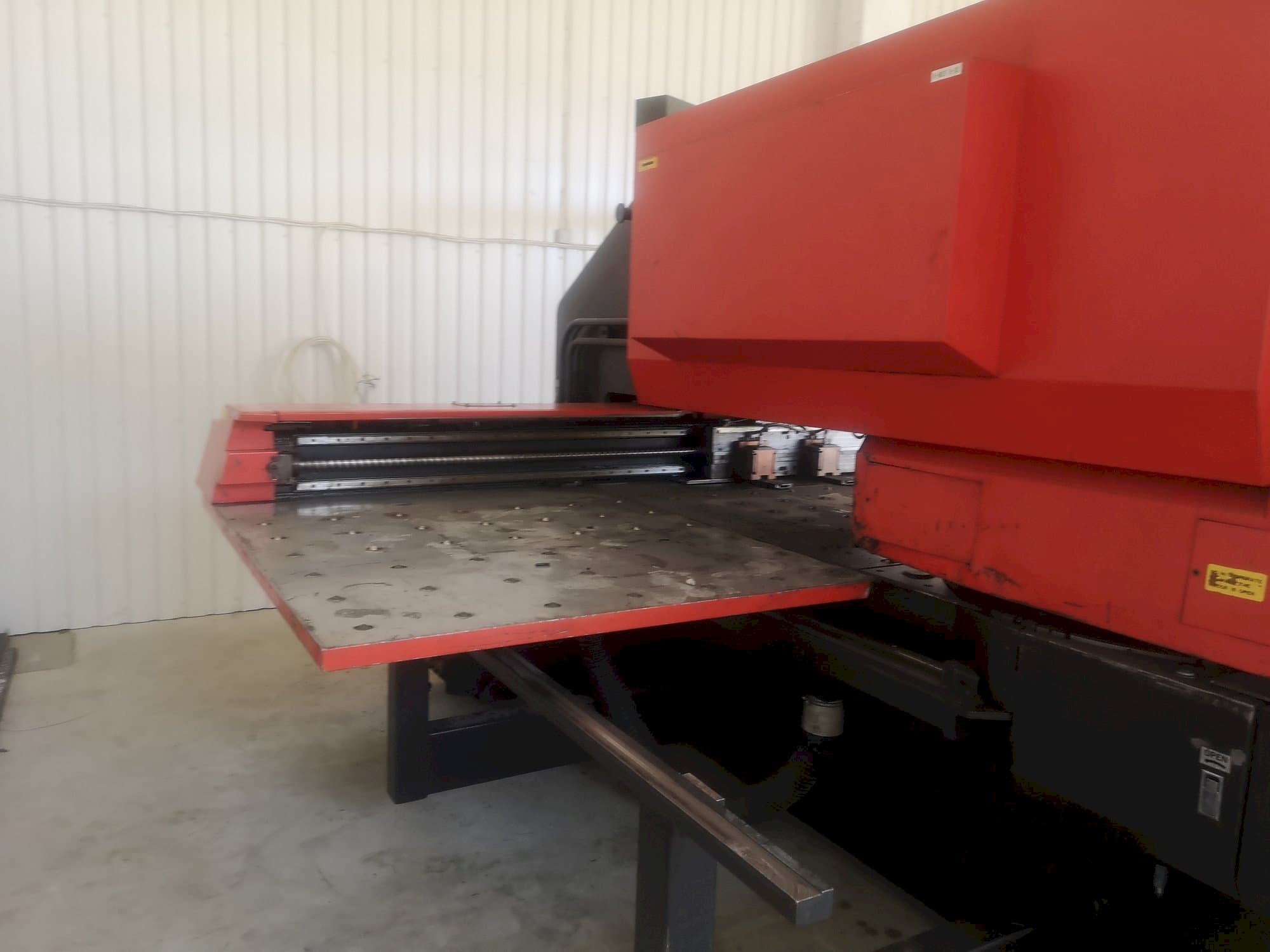 Čelní pohled  na AMADA   stroj