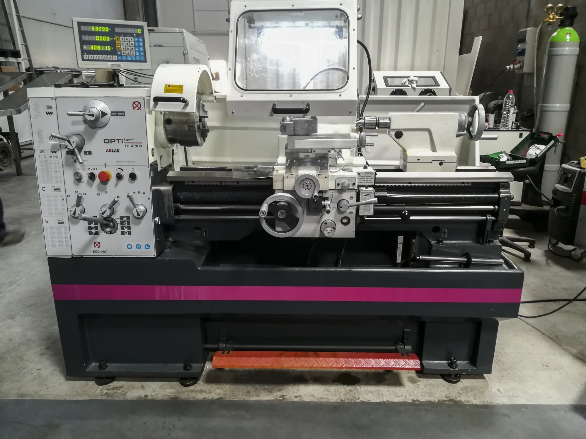 Čelní pohled  na Optimum TU 4210V stroj