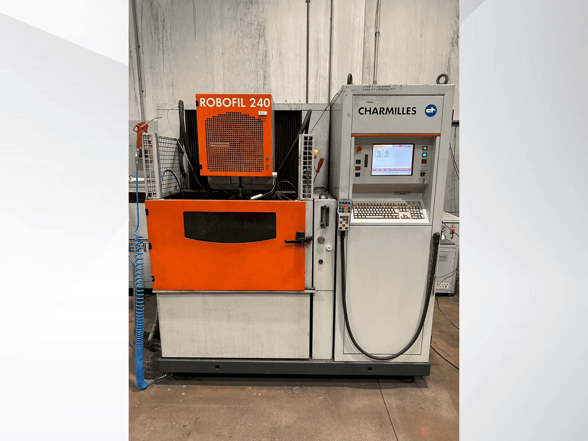 Čelní pohled  na CHARMILLES Robofil 240  stroj