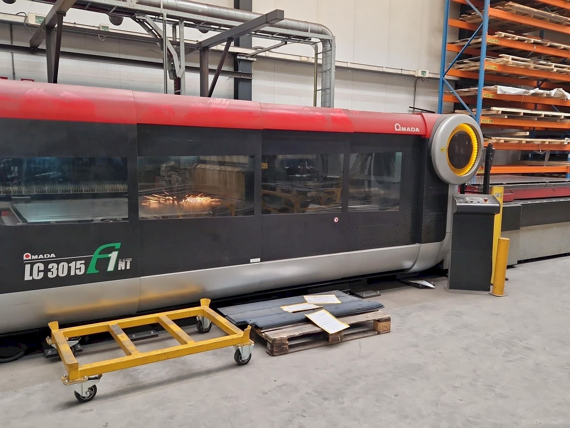 Čelní pohled  na AMADA LC3015 F1 NT  stroj