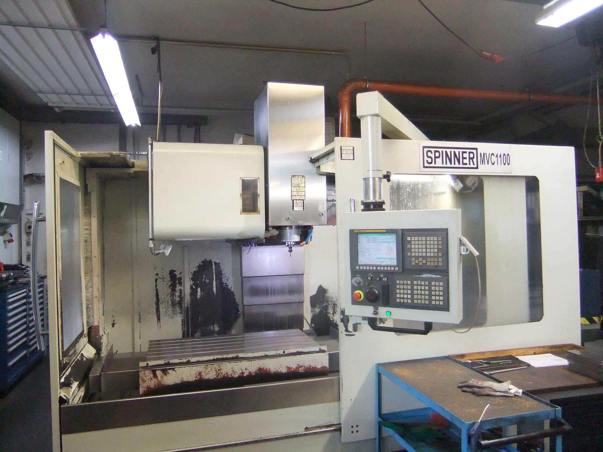 Čelní pohled  na SPINNER MVC1100  stroj