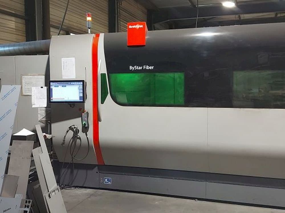 Čelní pohled  na Bystronic Bystar fiber  stroj