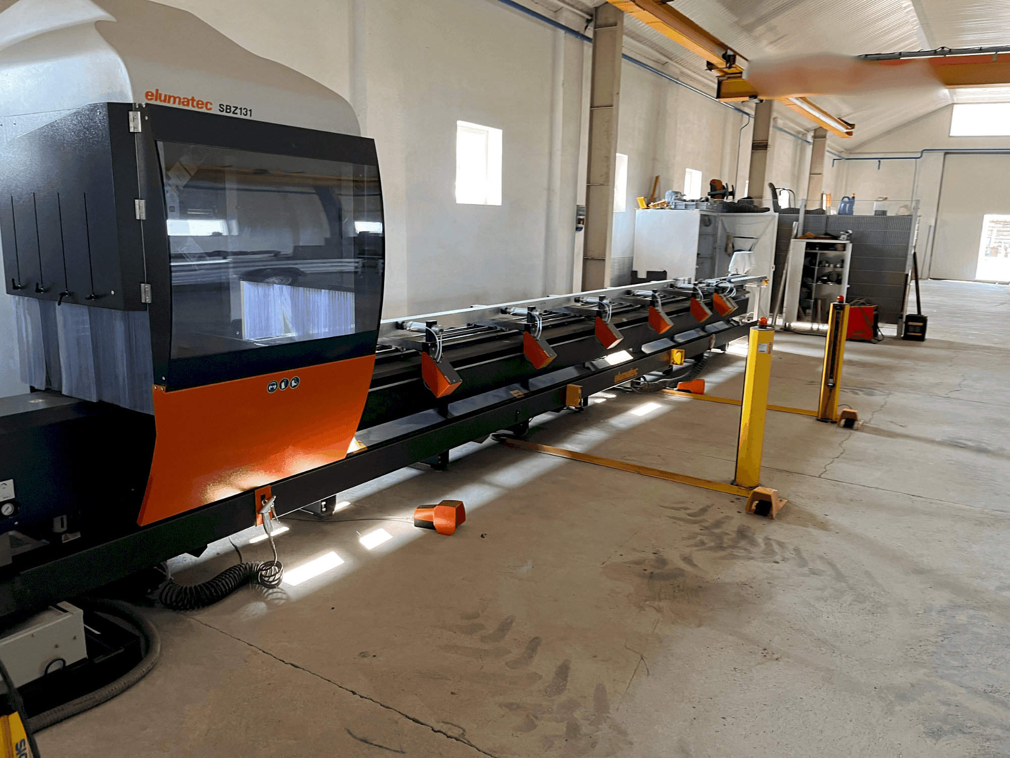Čelní pohled  na Elumatec SBZ 131  stroj