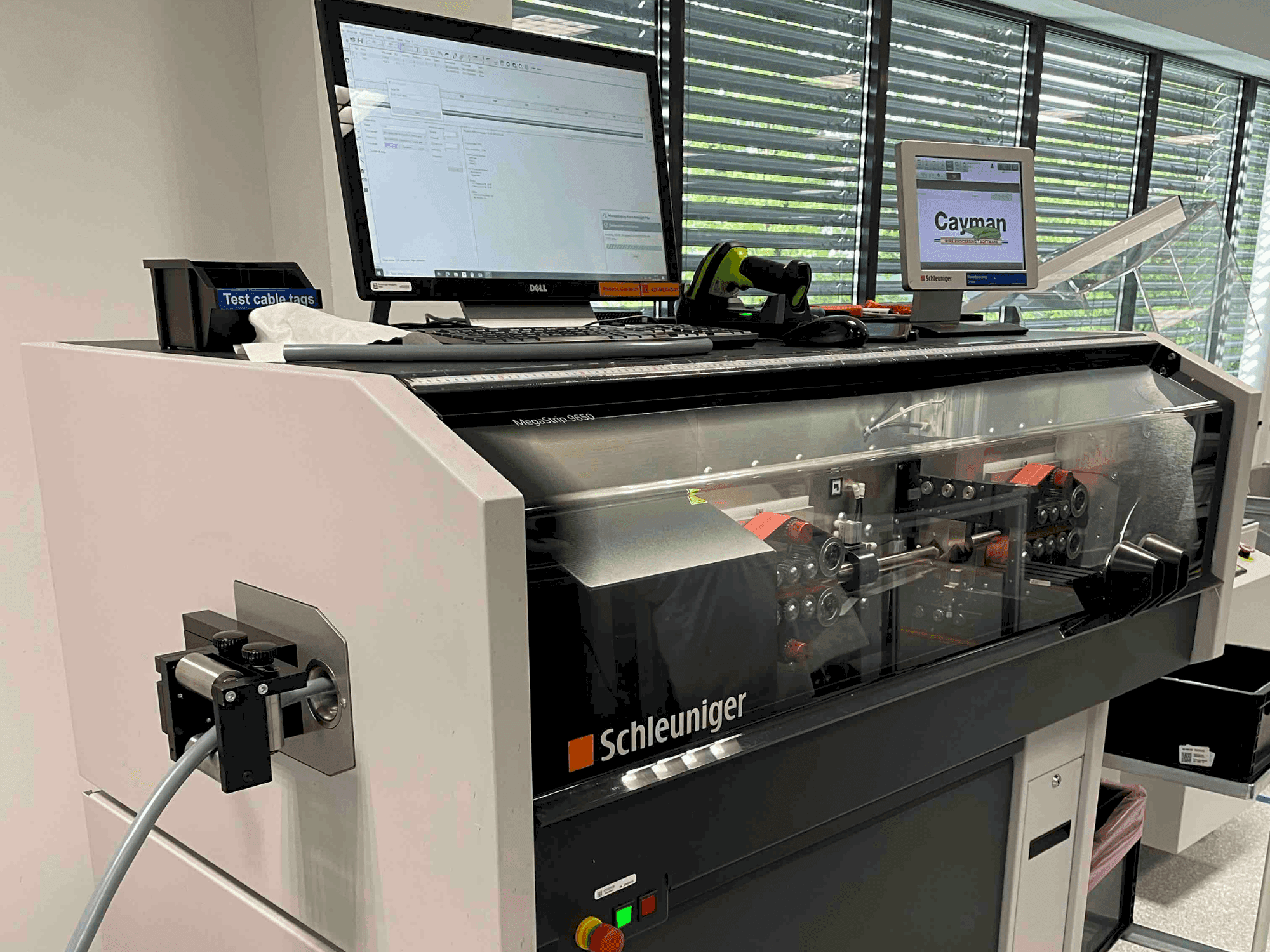 Čelní pohled  na Schleuniger MegaStrip 9650  stroj