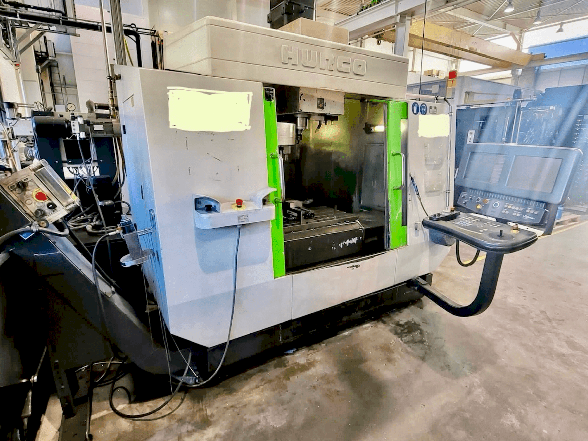 Čelní pohled  na Hurco BCM4020  stroj