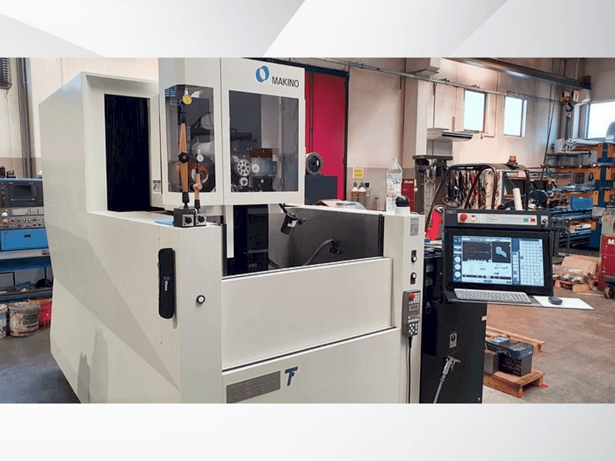Čelní pohled  na Makino U6 HEAT  stroj