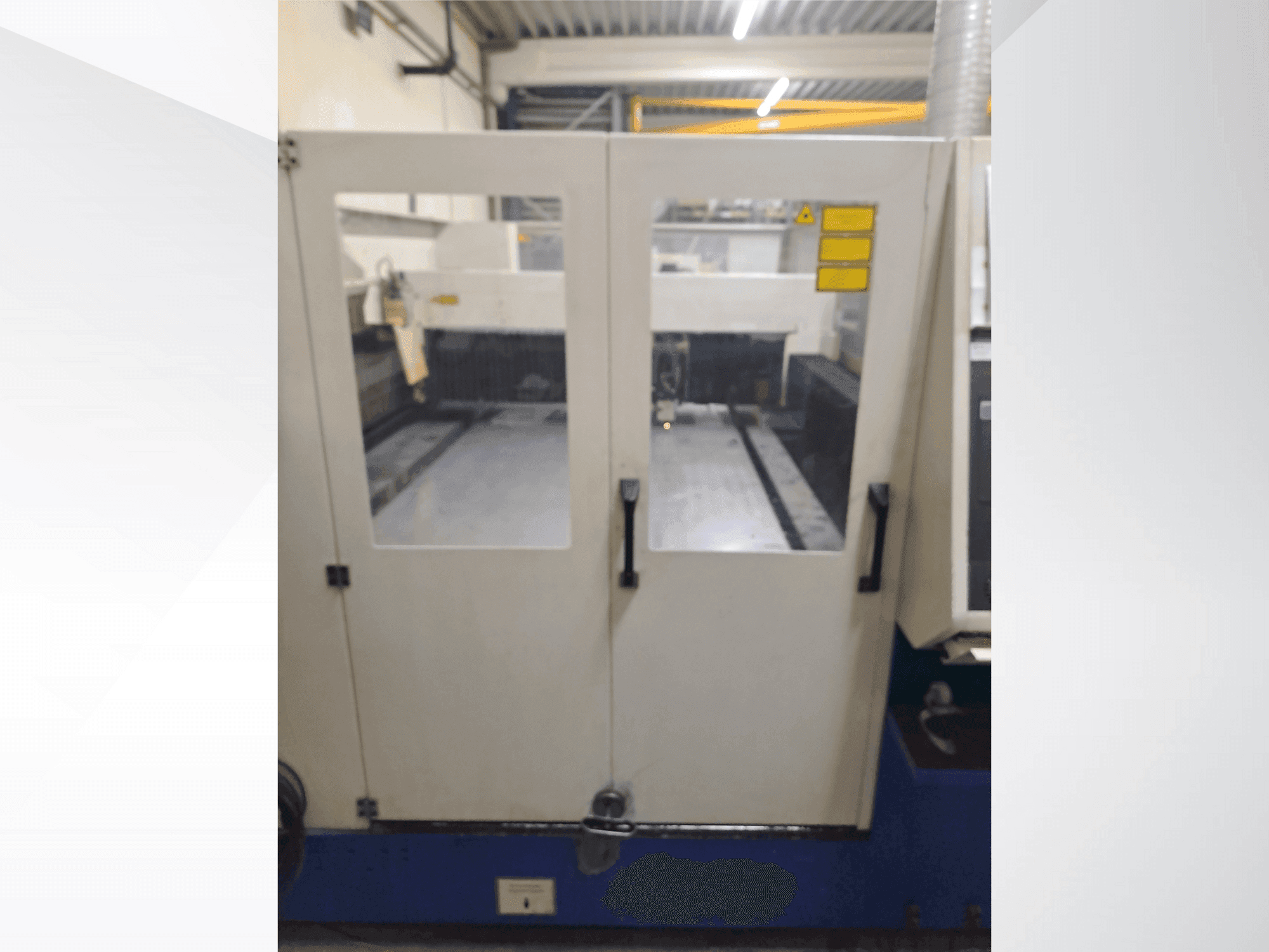 Čelní pohled  na TRUMPF TRUMATIC 3030  stroj