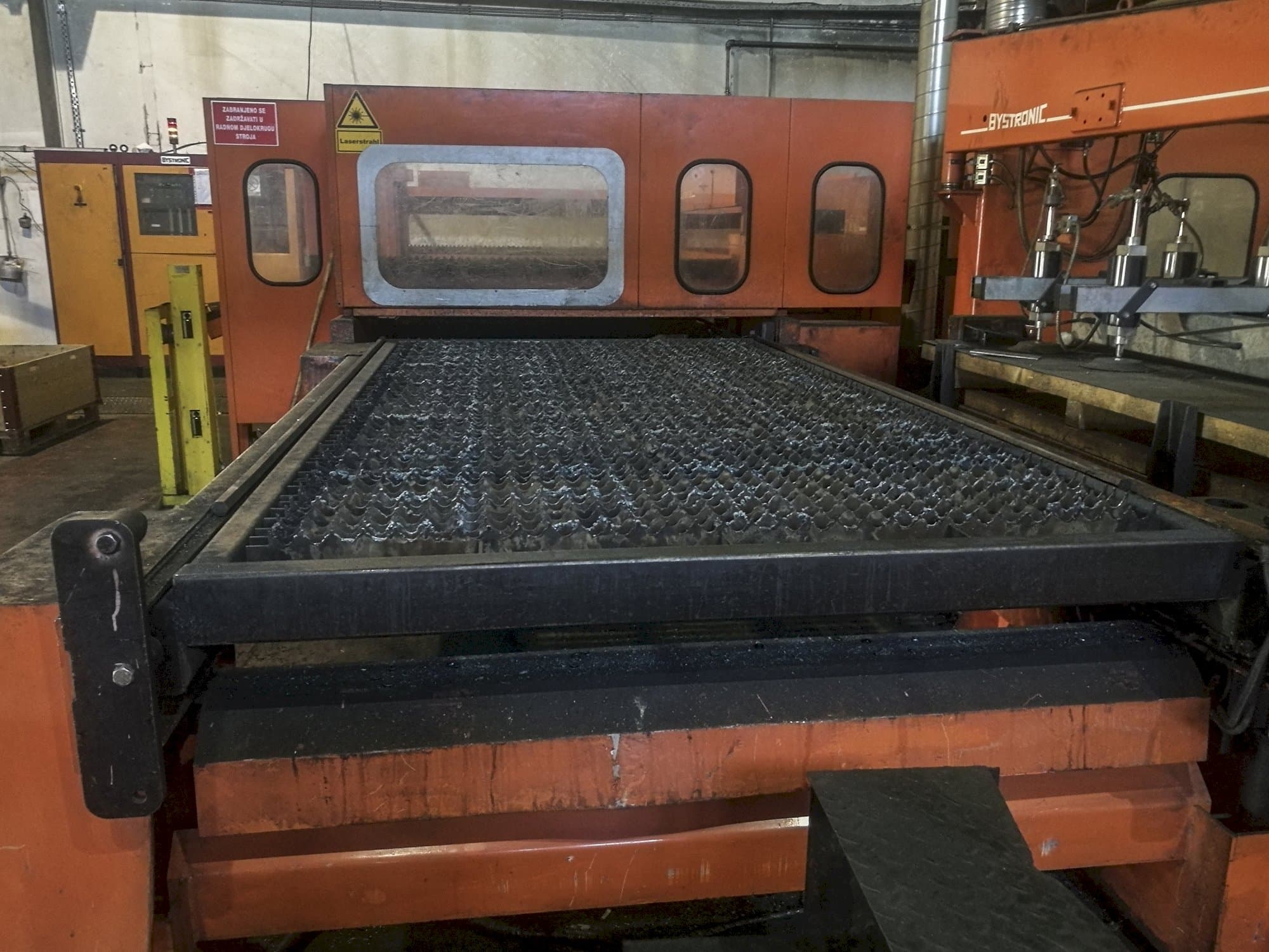 Čelní pohled  na Bystronic Bystar 3015 stroj