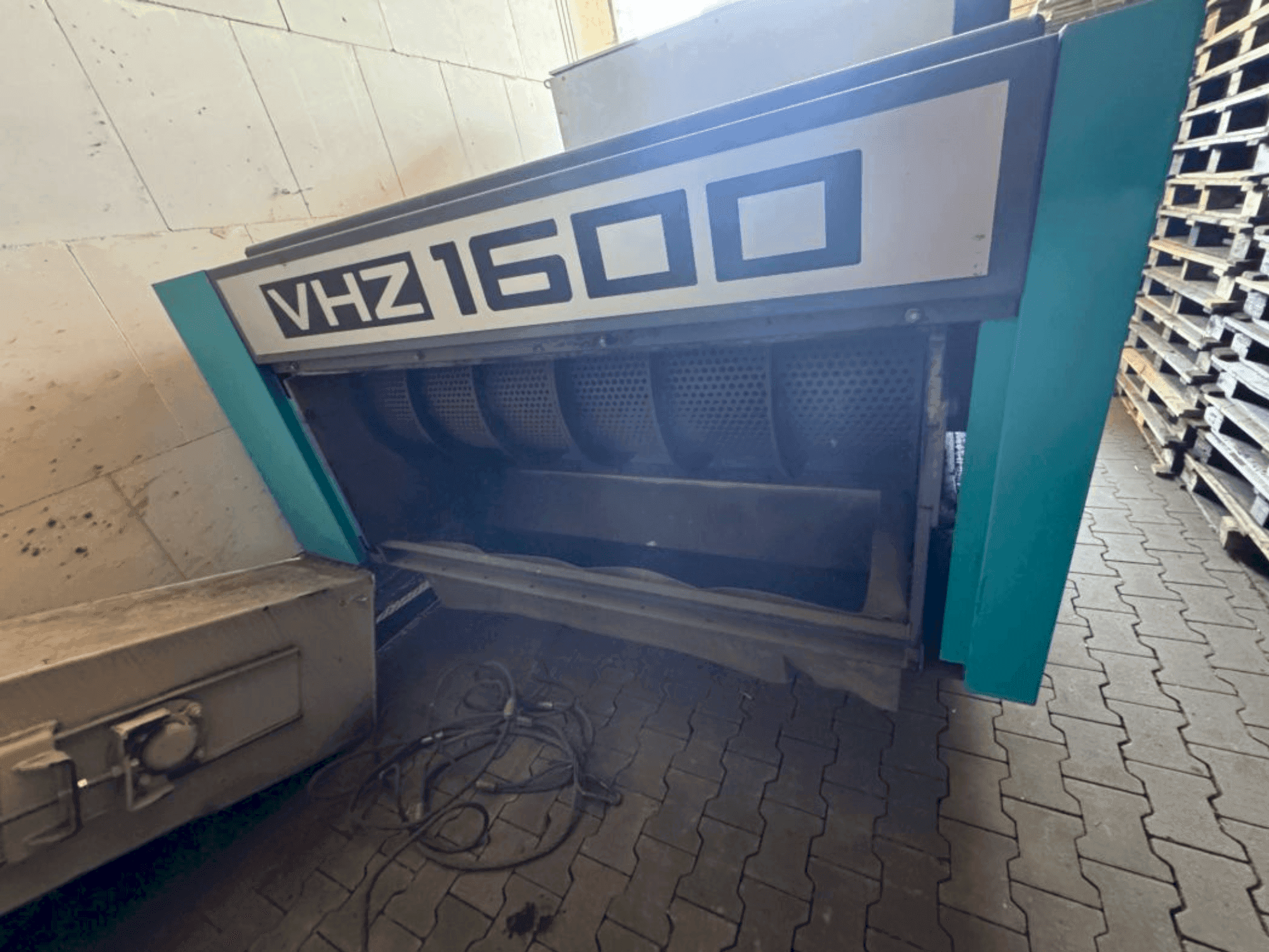 Čelní pohled  na VECOPLAN VHZ 1600  stroj