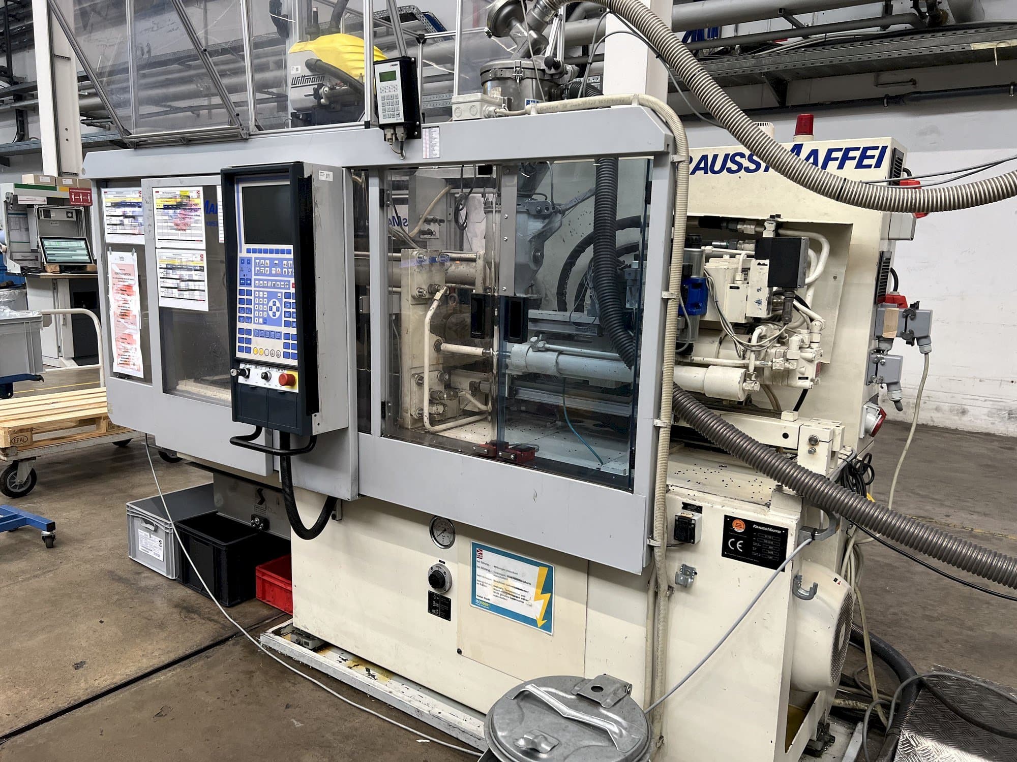 Čelní pohled  na Krauss Maffei KM 50-125 C1  stroj