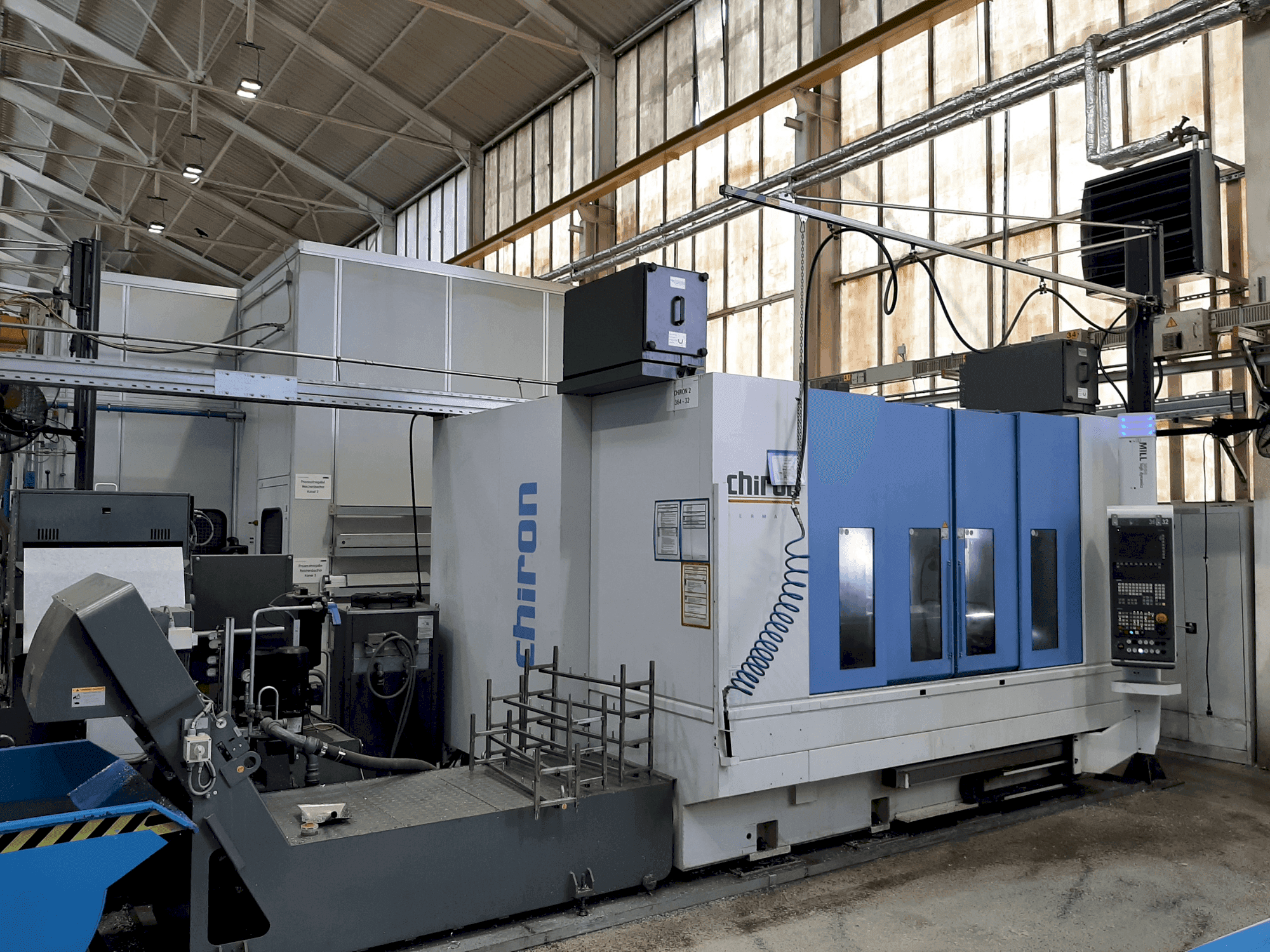 Čelní pohled  na CHIRON Mill 2000 High Dynamics (2018)  stroj