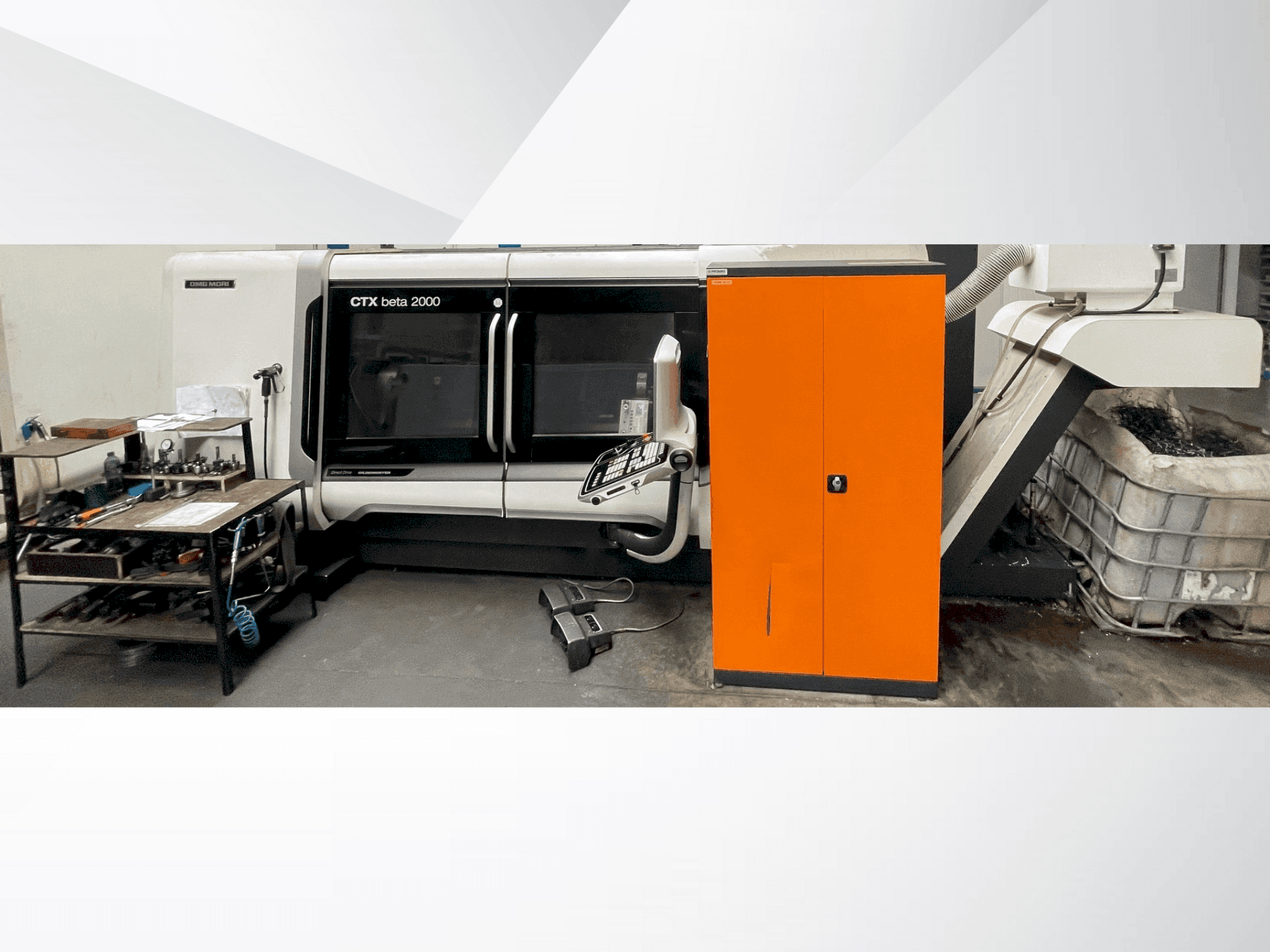 Čelní pohled  na DMG MORI CTX 2000  stroj