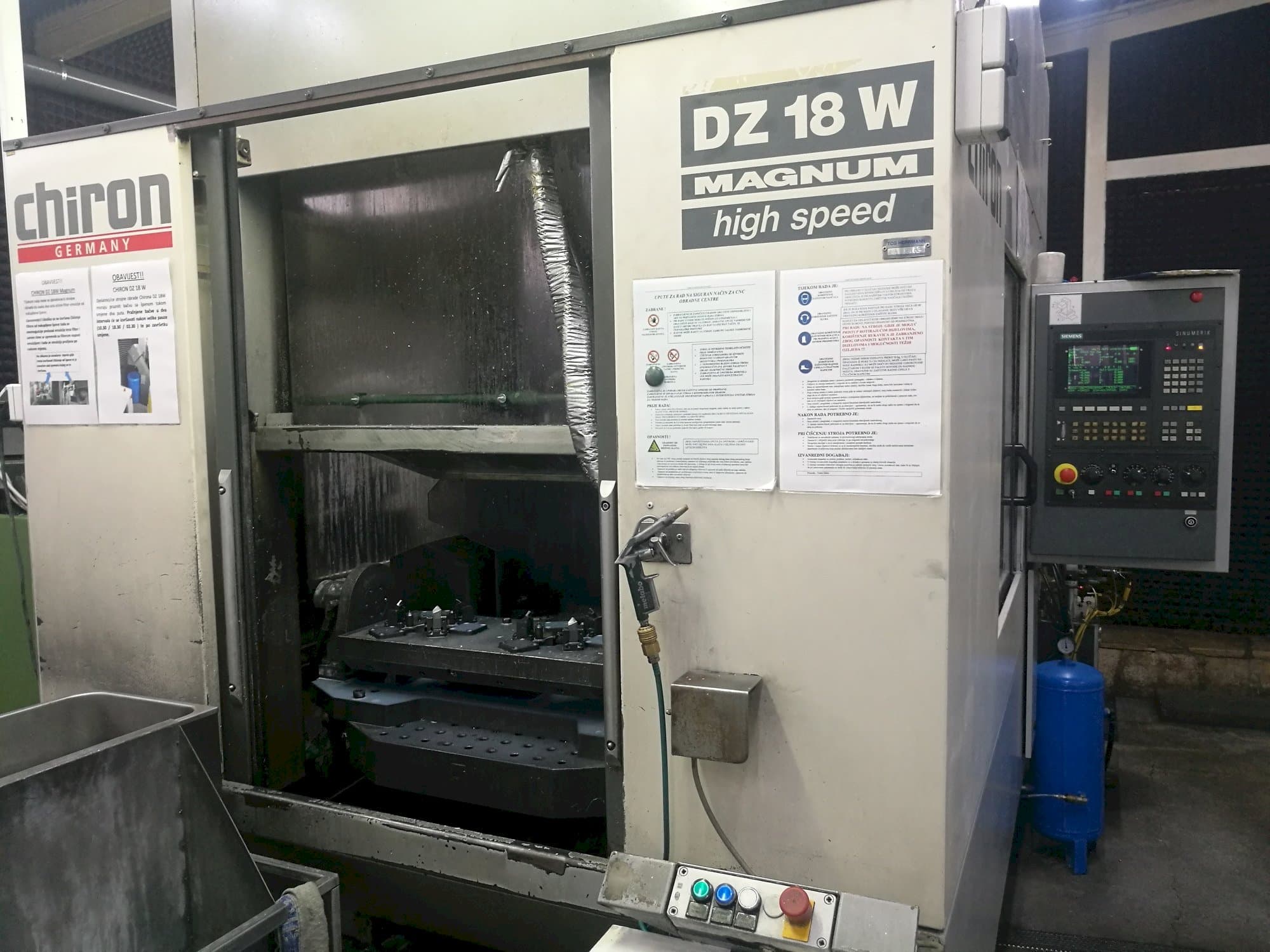 Čelní pohled  na CHIRON DZ 18 W  stroj