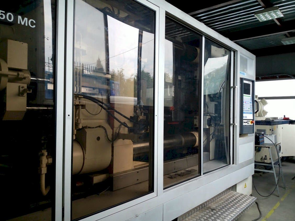 Čelní pohled  na Krauss Maffei KM 800/1330 MC  stroj