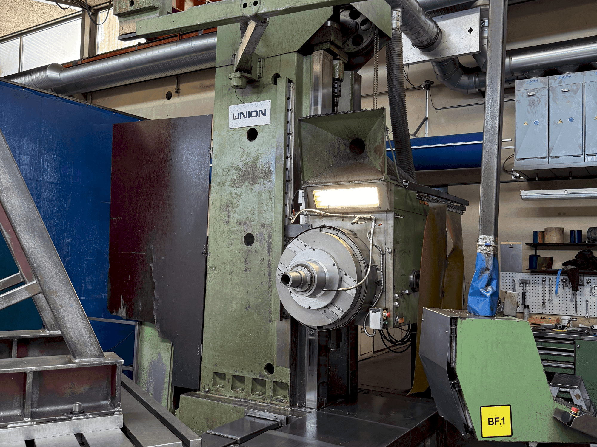 Čelní pohled  na UNION BTF 110  stroj