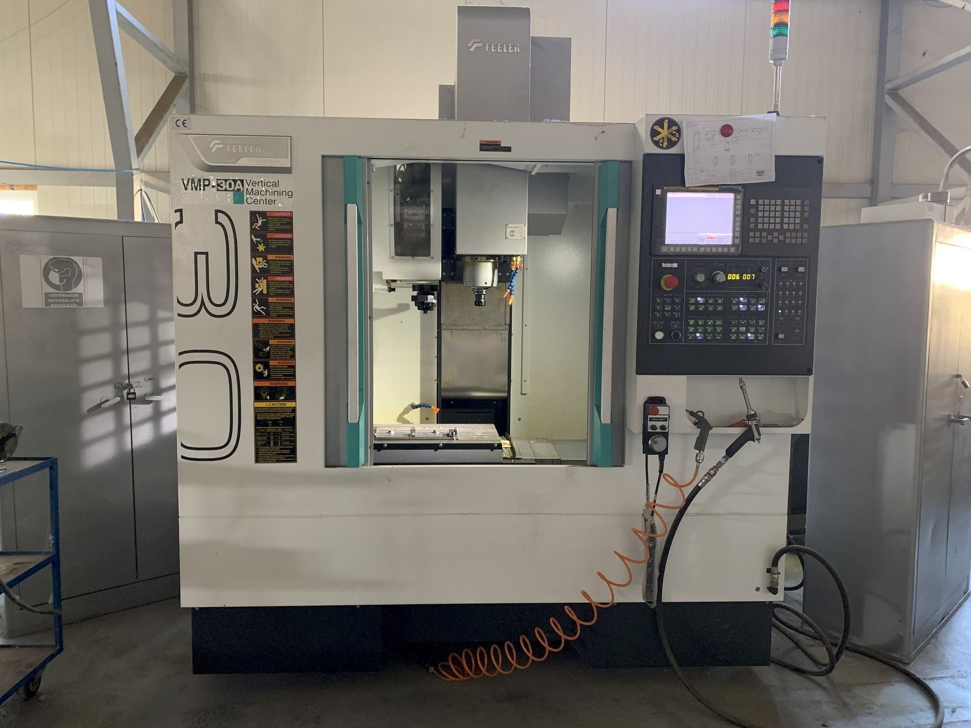 Čelní pohled  na Feeler VMP 30  stroj