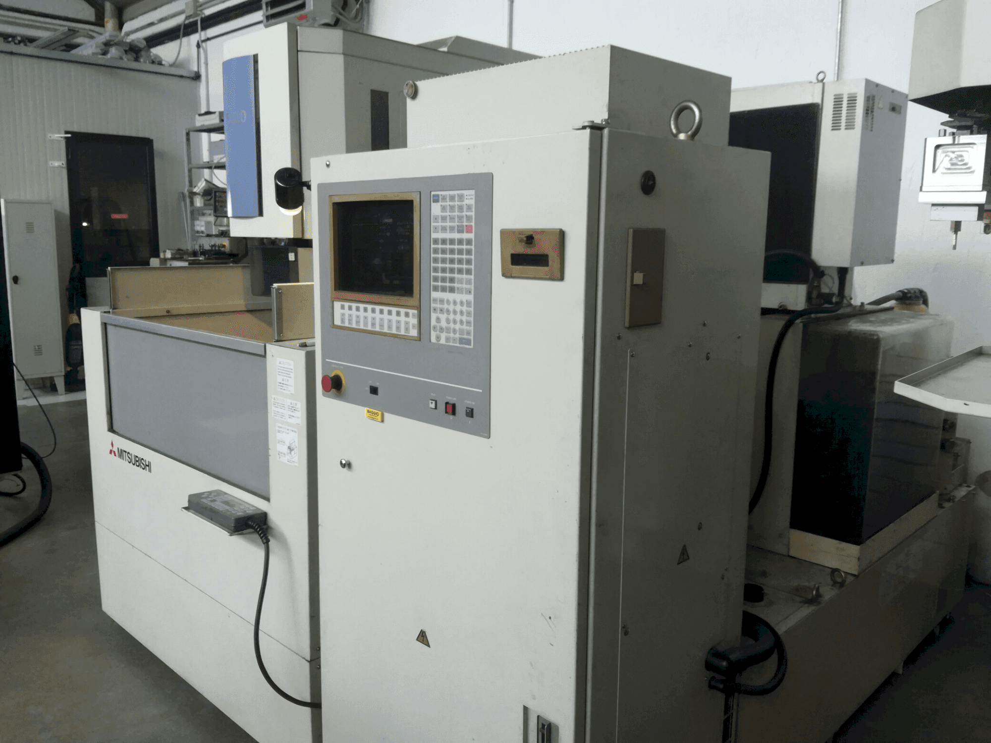 Čelní pohled  na Mitsubishi FX 20  stroj