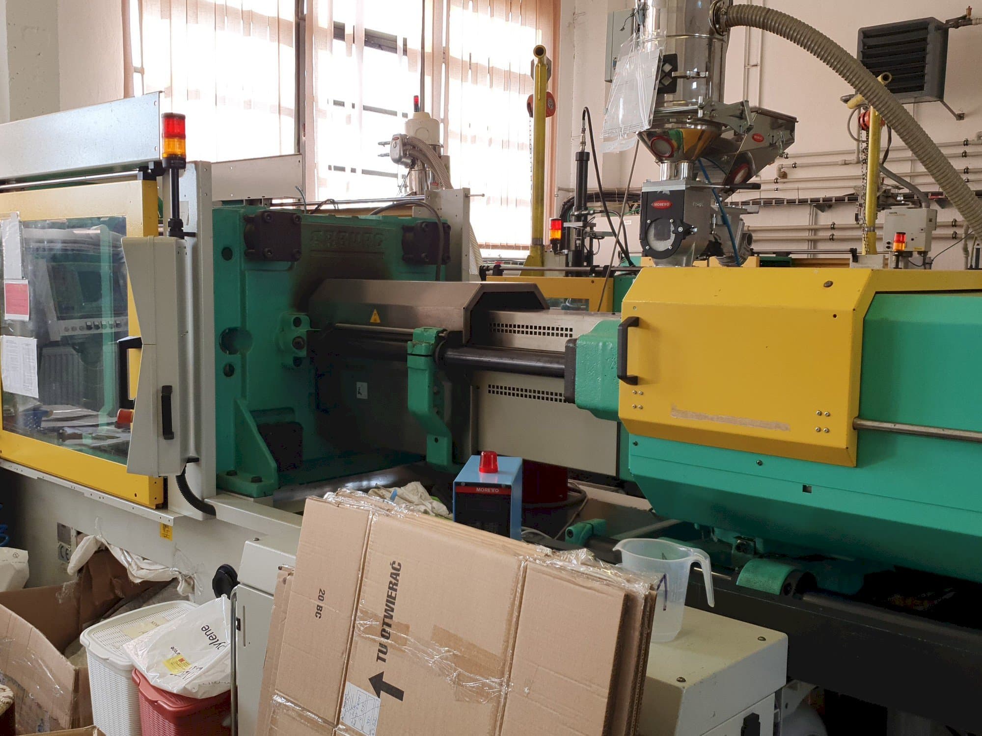 Čelní pohled  na Arburg 570C 2200 - 1300  stroj