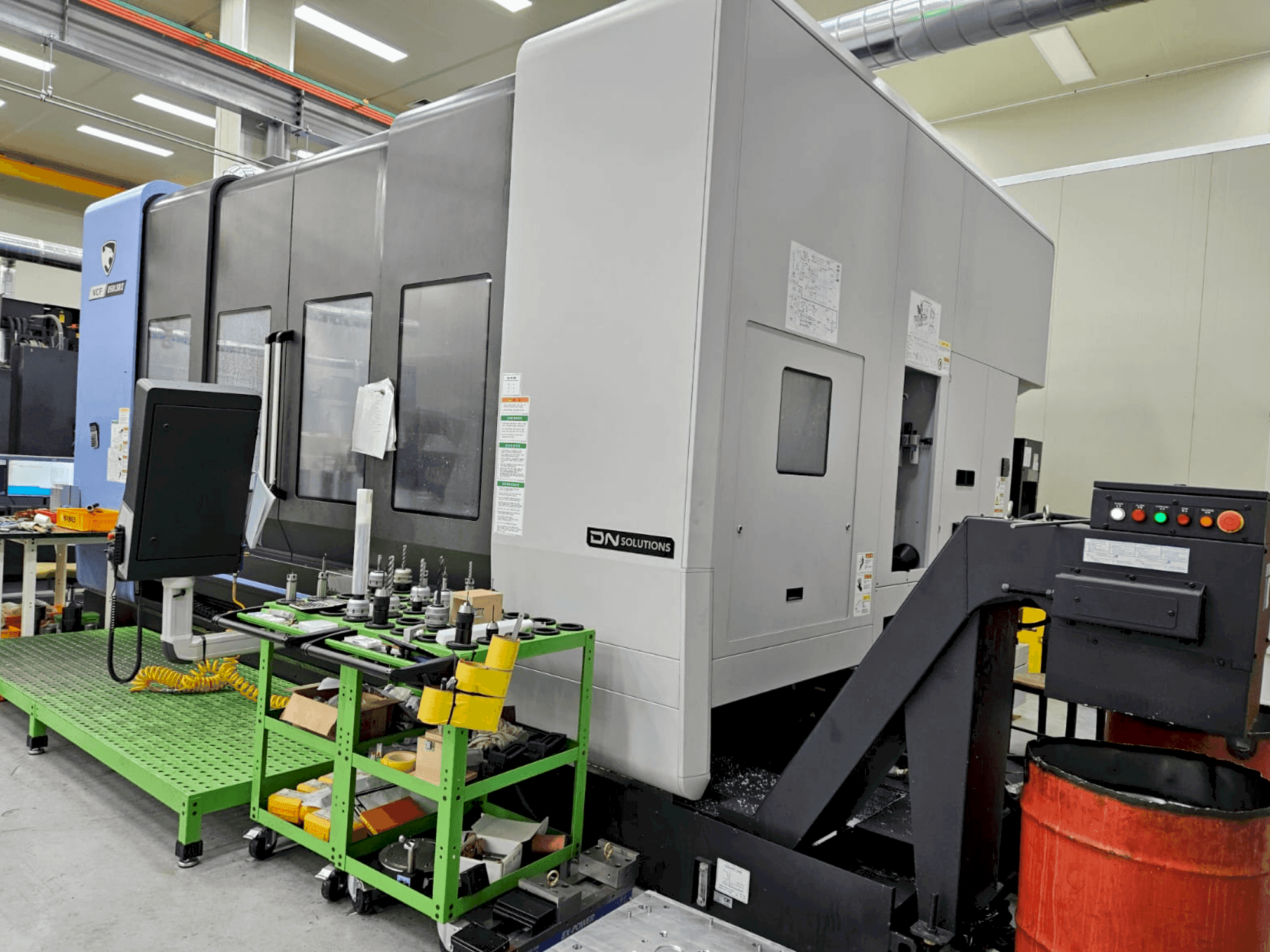 Čelní pohled  na DN SOLUTIONS VCF 850LSRII  stroj