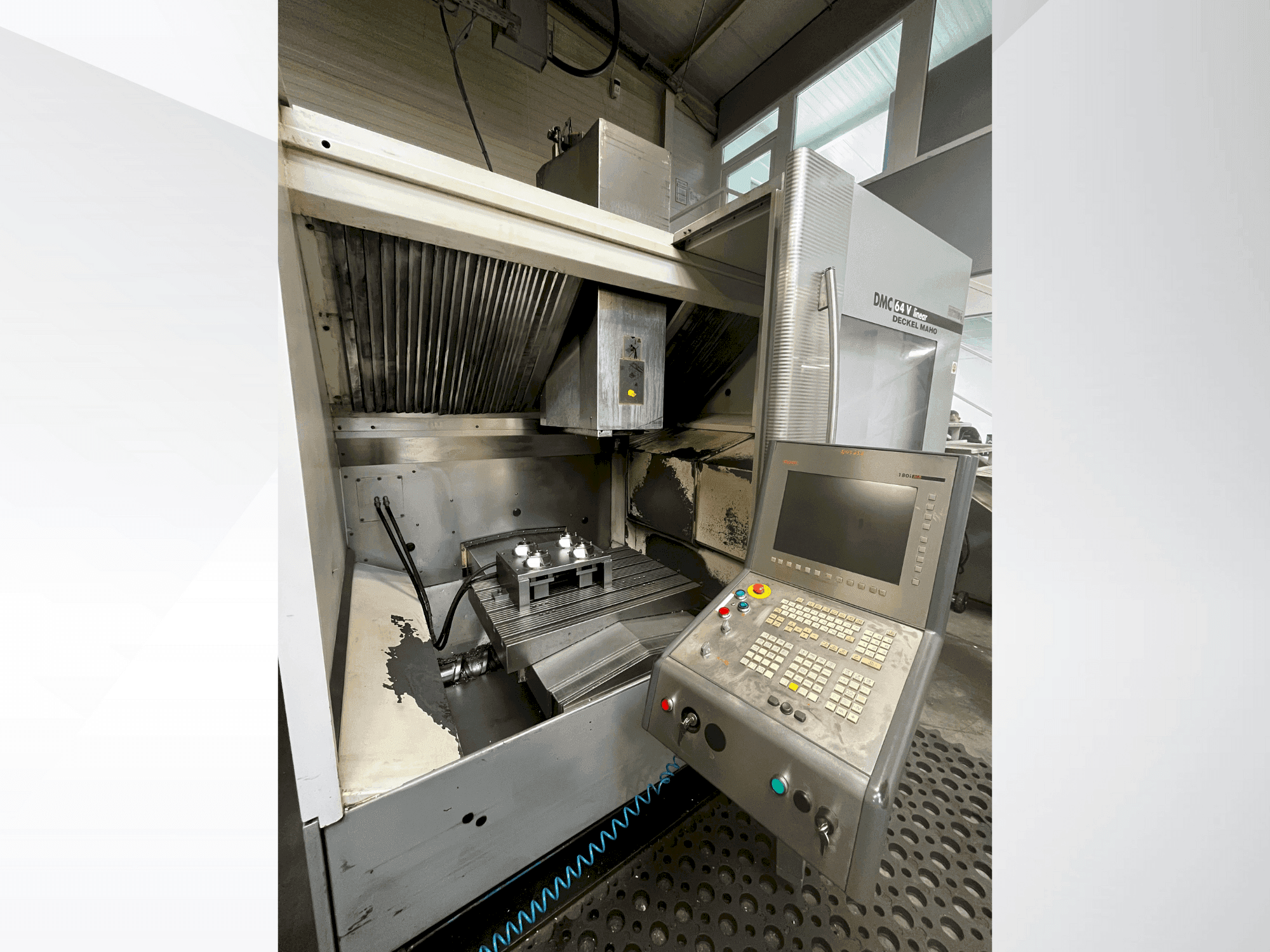 Čelní pohled  na DMG DECKEL MAHO DMC 64V linear  stroj