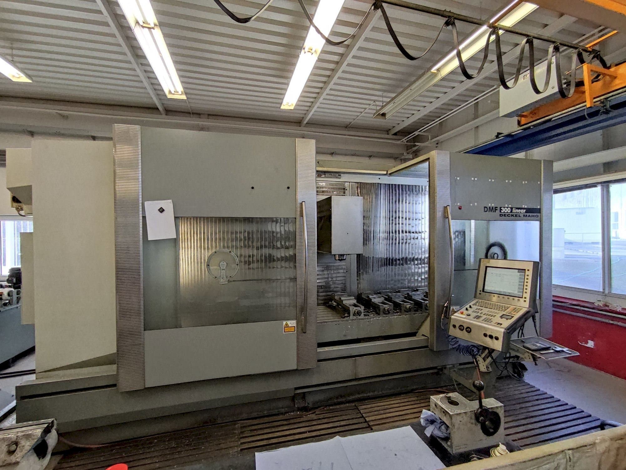 Čelní pohled  na DECKEL MAHO DMF 300 linear  stroj