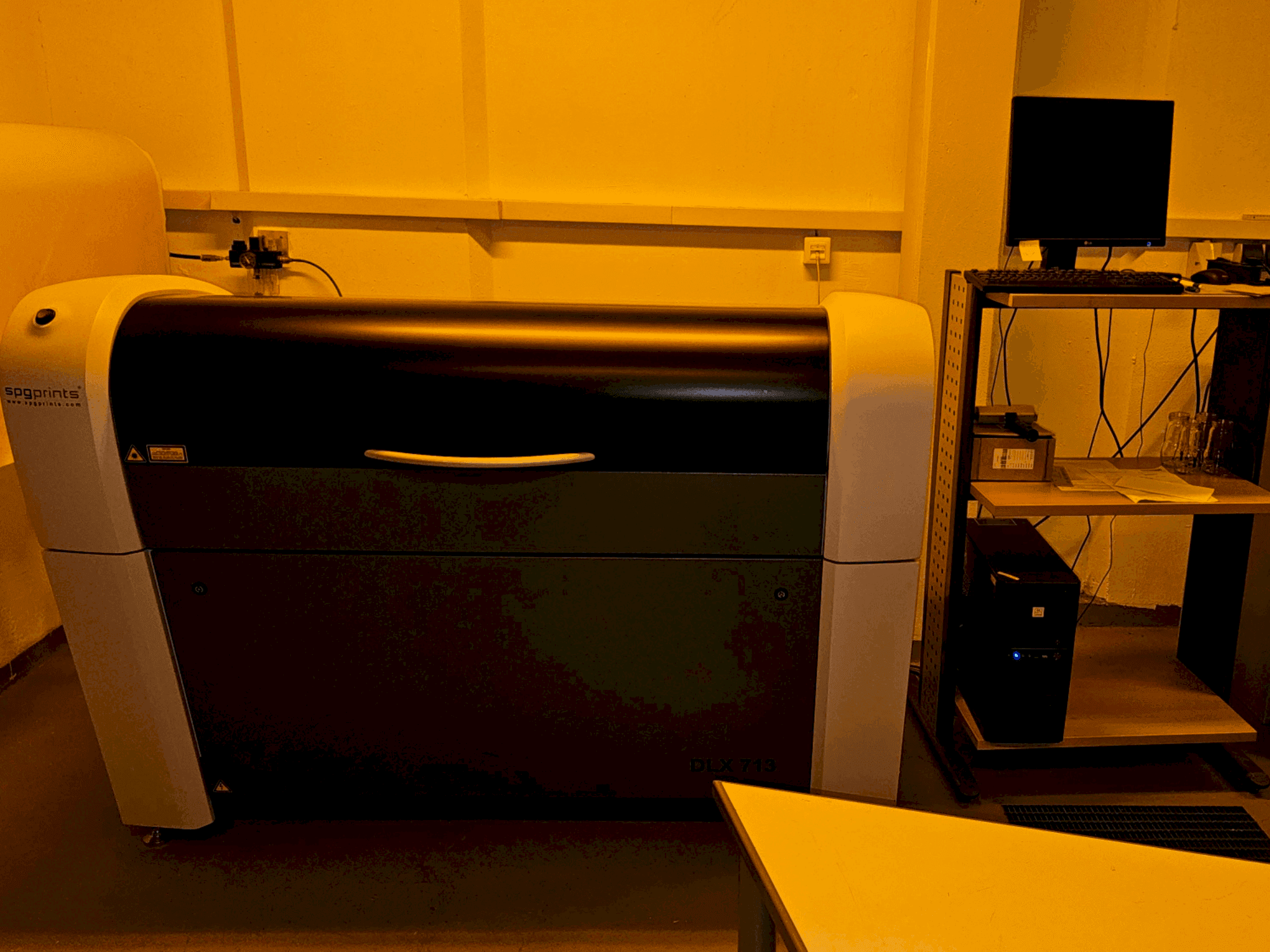 Čelní pohled  na SPGPrints DLX 713T  stroj