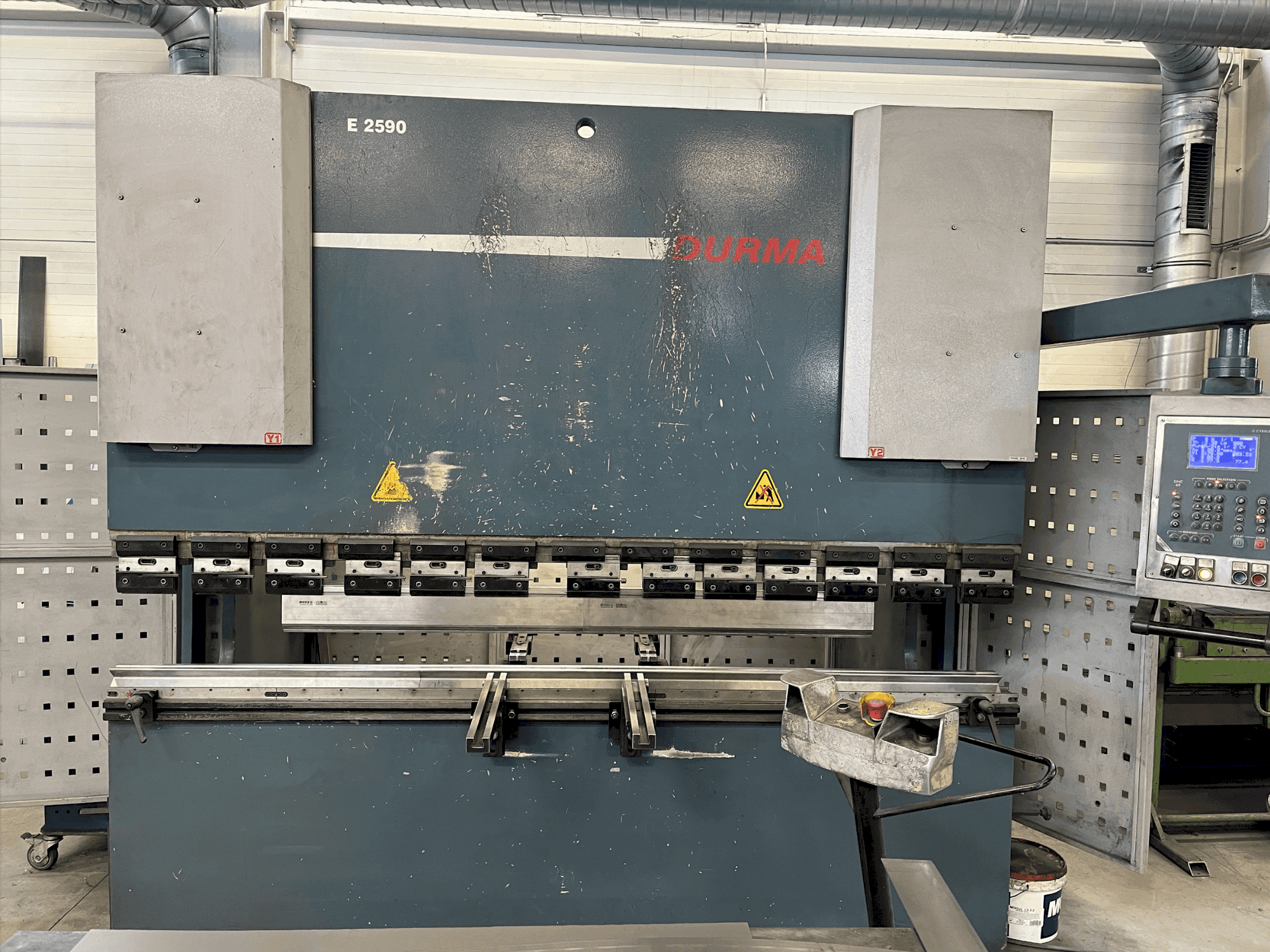 Čelní pohled  na Durma E 2590  stroj