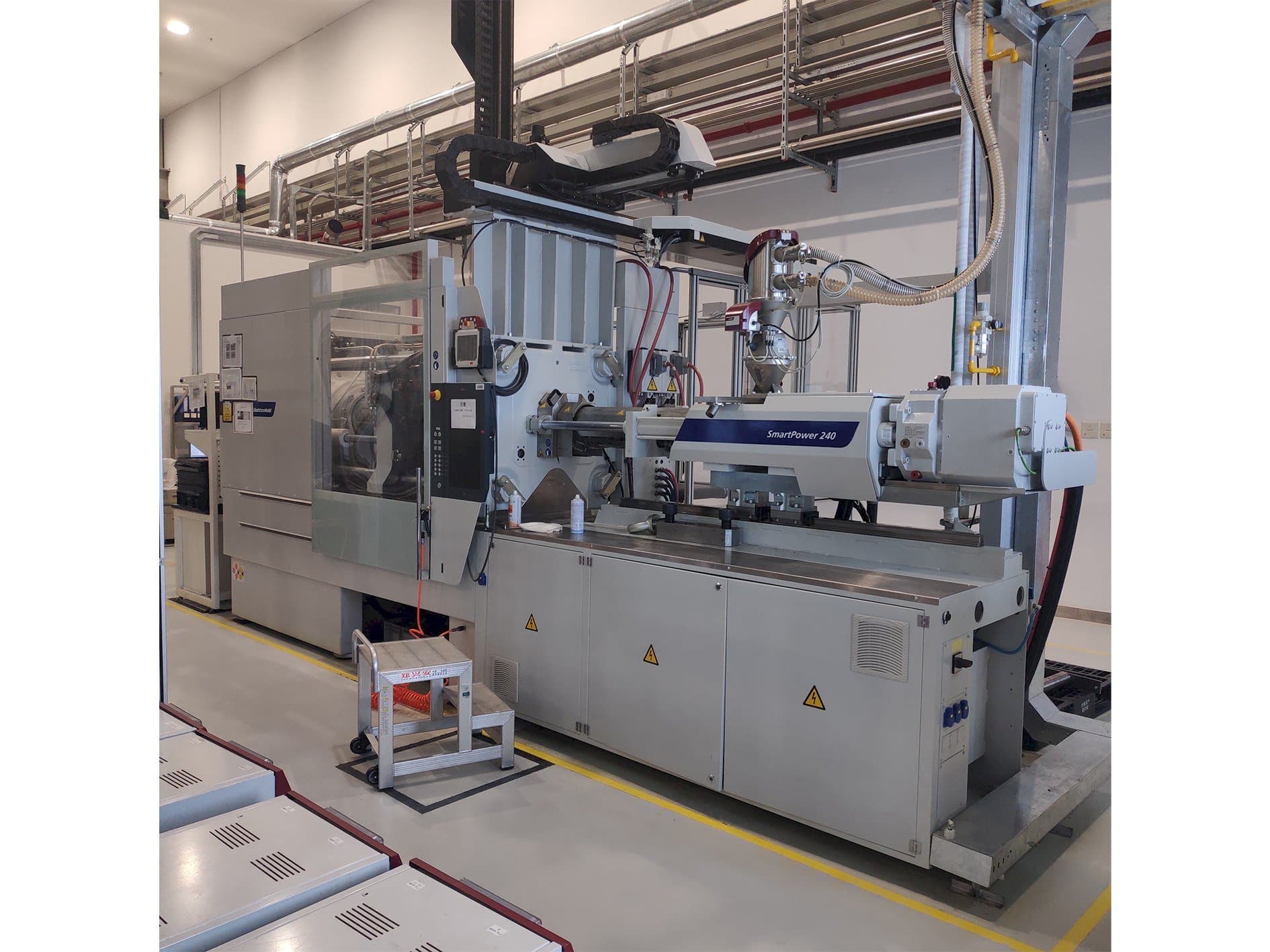 Čelní pohled  na Battenfeld SmartPower 240-1000  stroj