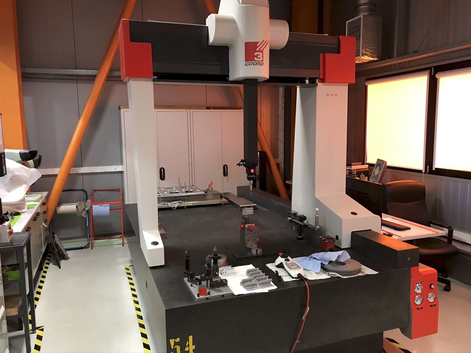 Čelní pohled  na Coord3 MC16 20-10-10  stroj