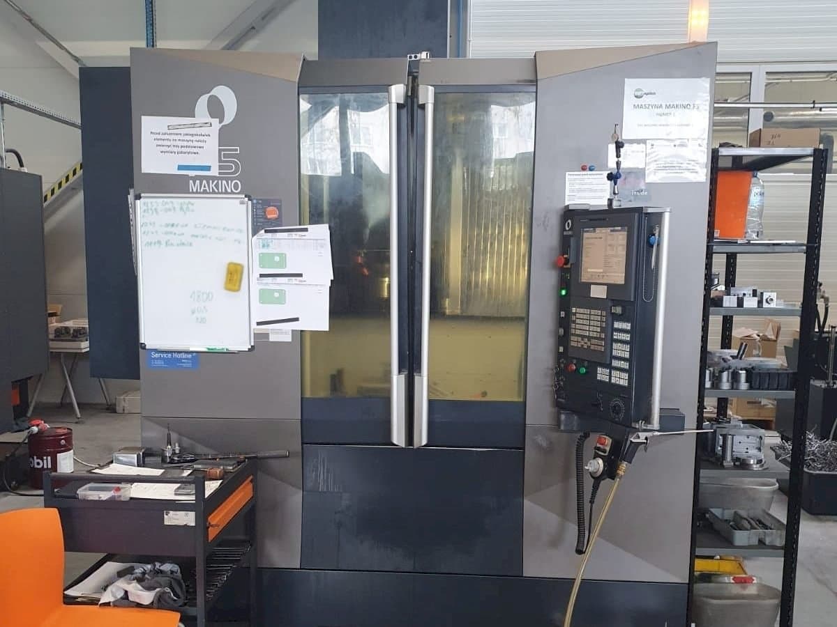 Čelní pohled  na Makino F5  stroj