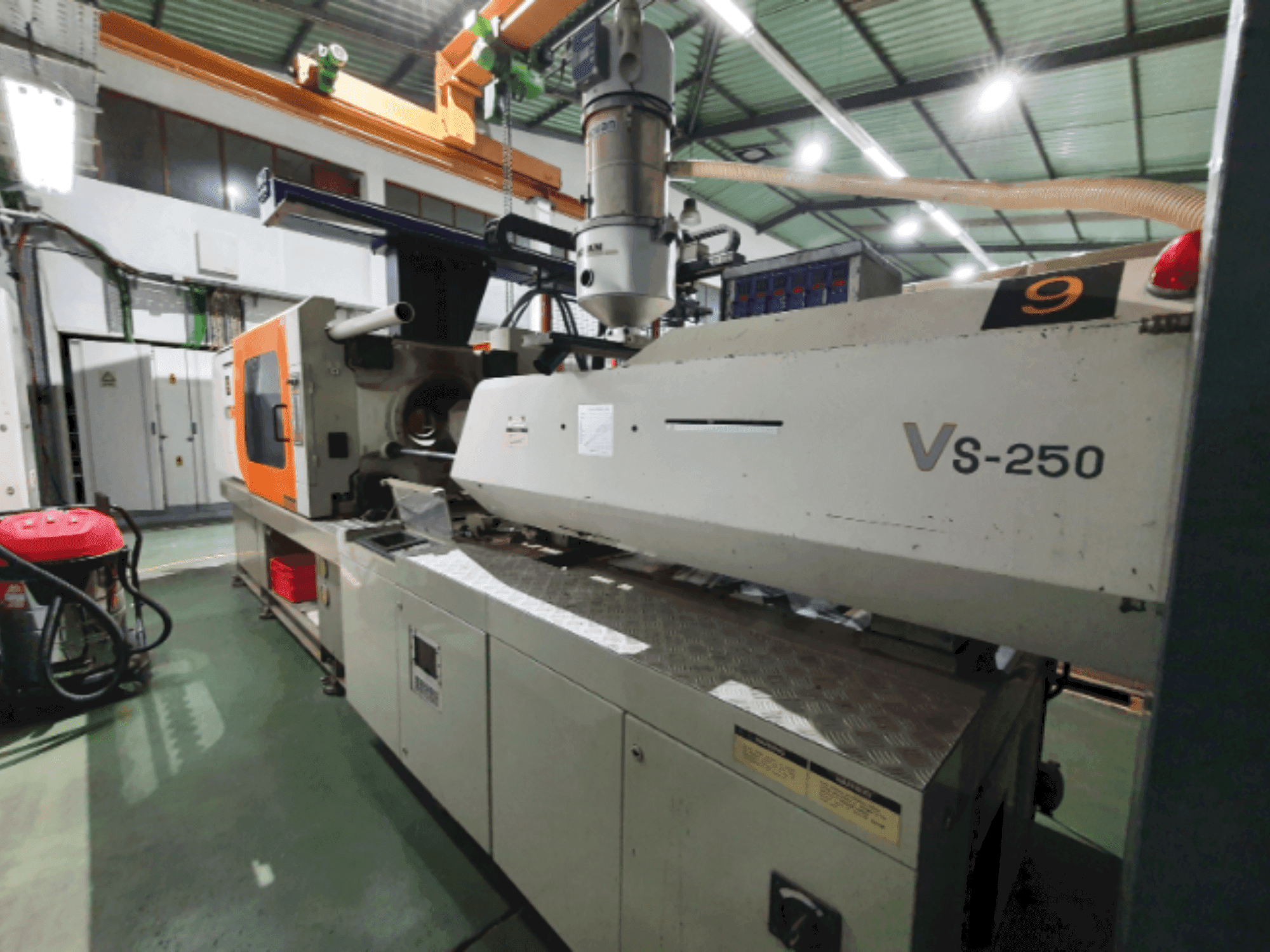 Čelní pohled  na Victor VS-250  stroj