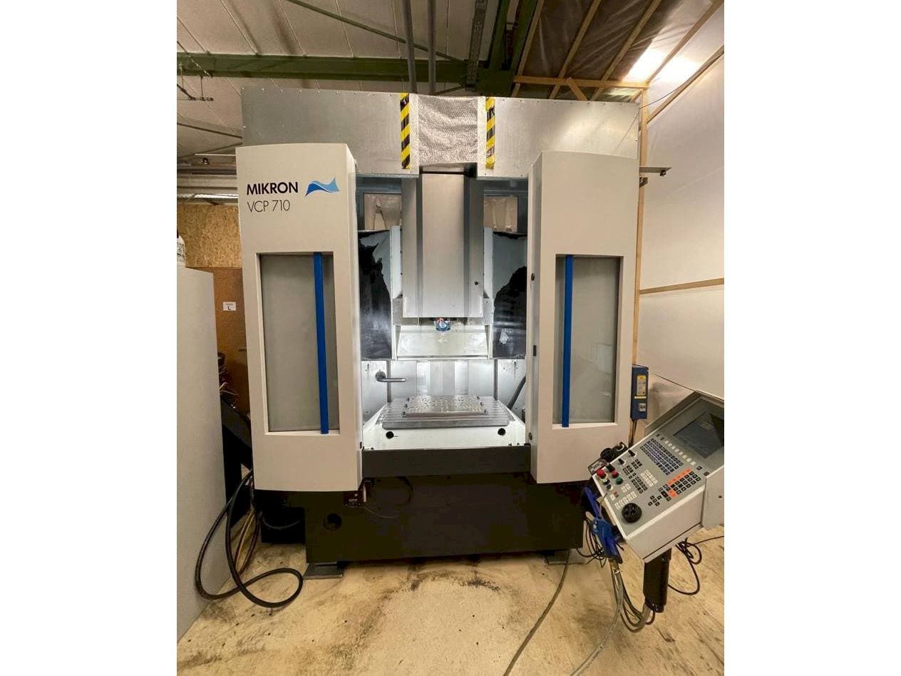 Čelní pohled  na MIKRON VCP 710  stroj