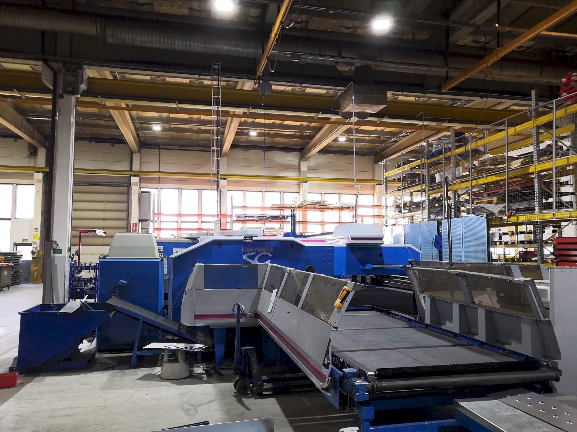 Čelní pohled  na Finn-Power SG6  stroj