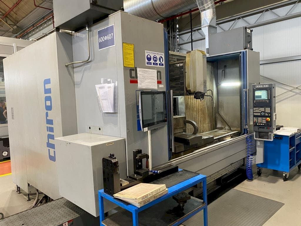 Čelní pohled  na CHIRON MILL 2000  stroj
