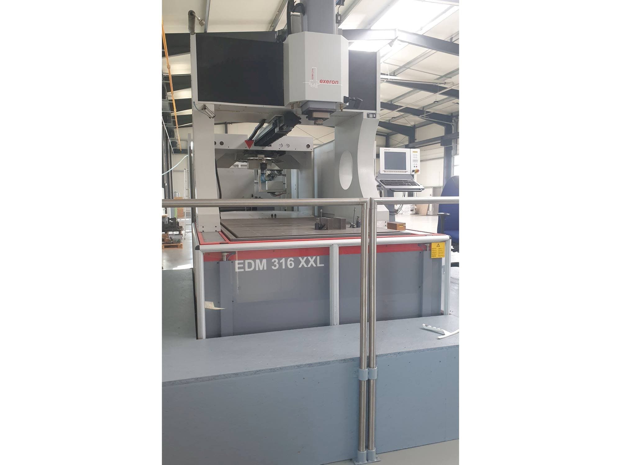 Čelní pohled  na Exeron 316 XXL  stroj