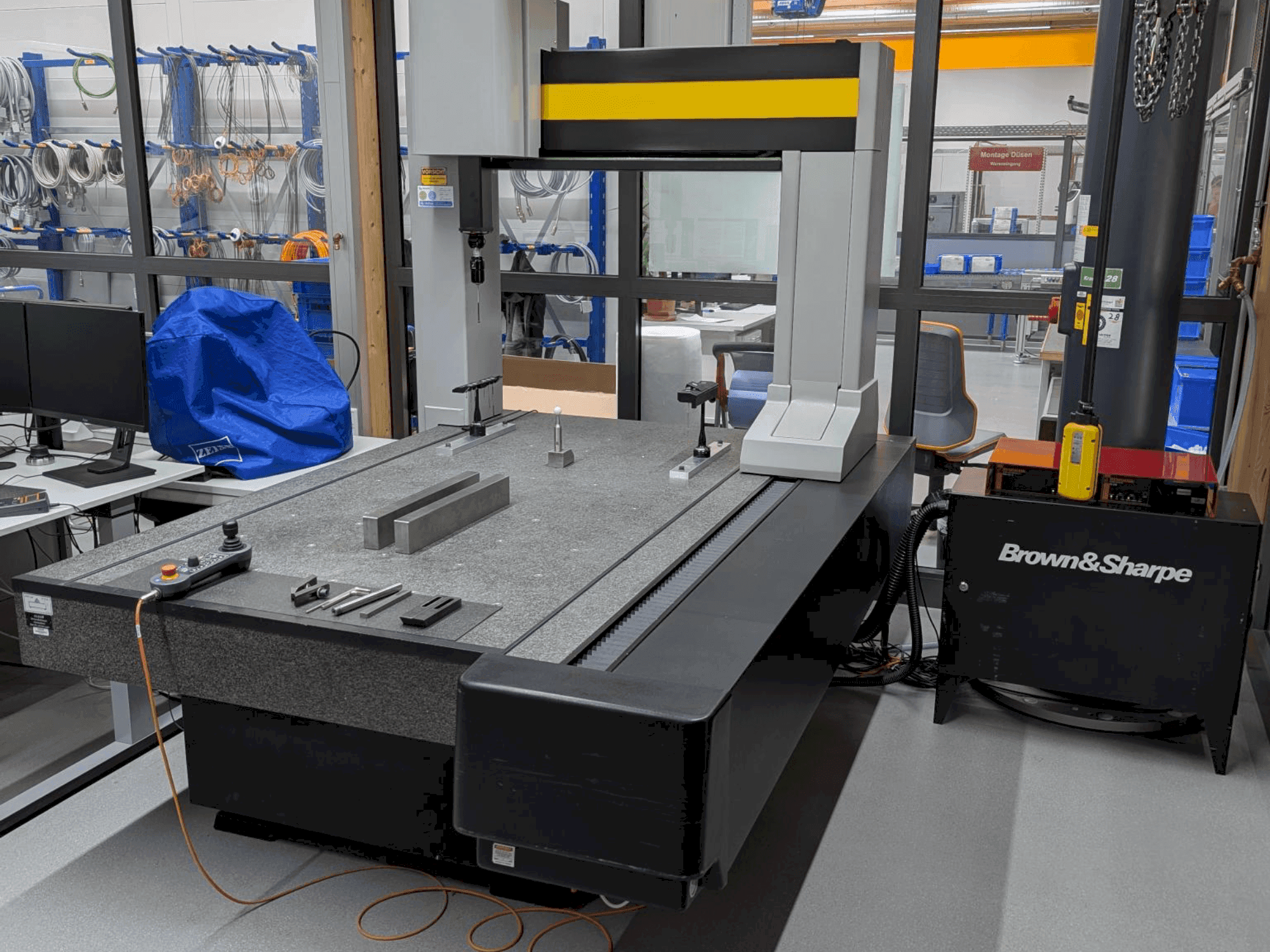 Čelní pohled  na BROWN & SHARPE Chameleon  stroj