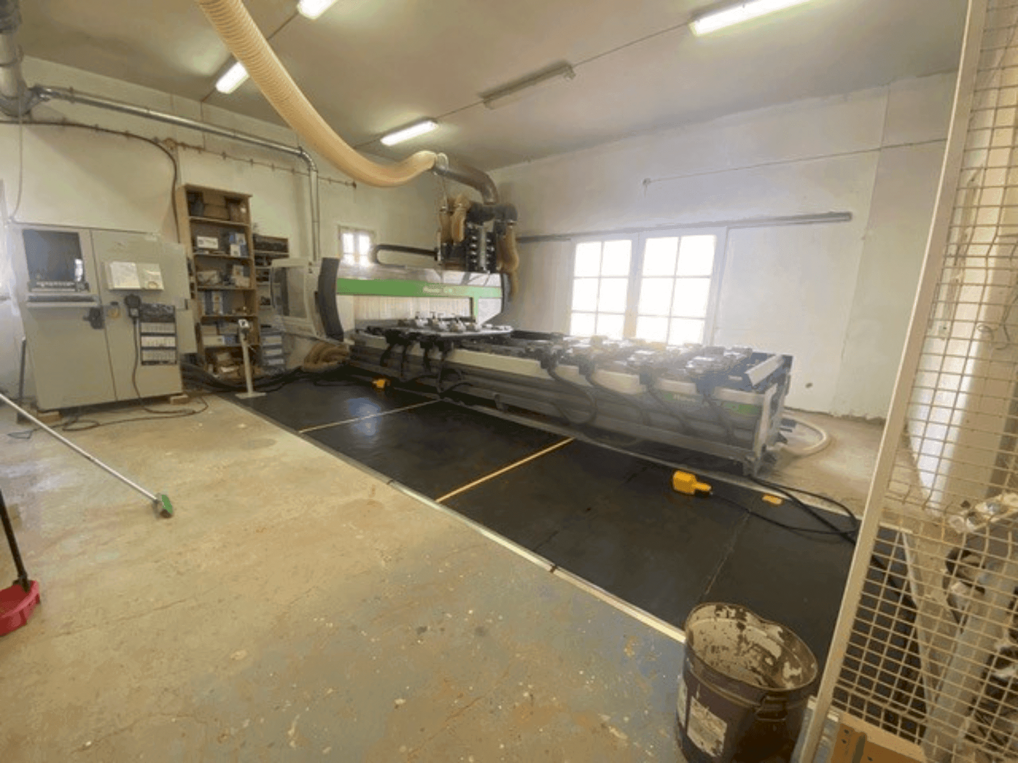 Čelní pohled  na BIESSE ROVER C 9.50  stroj