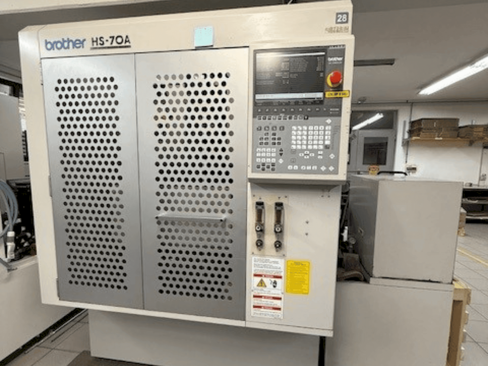 Čelní pohled  na Brother HS-70A  stroj