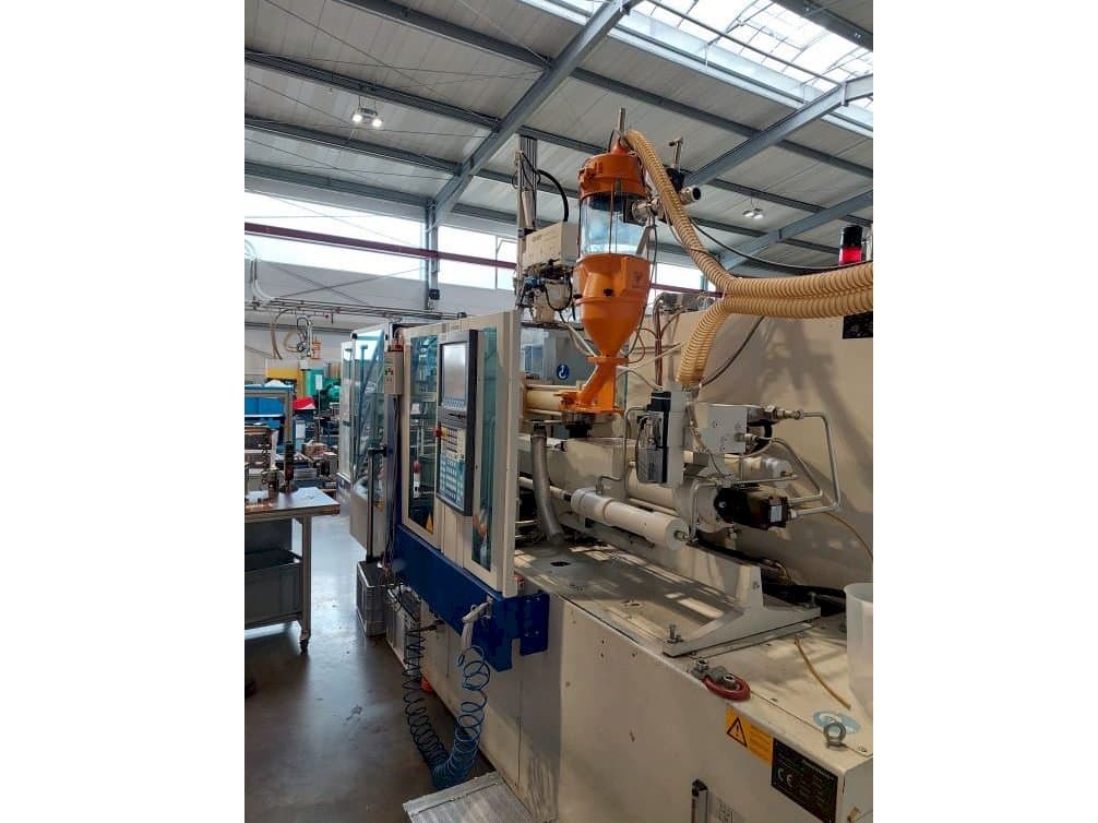 Čelní pohled  na Krauss Maffei 80-180 CX  stroj