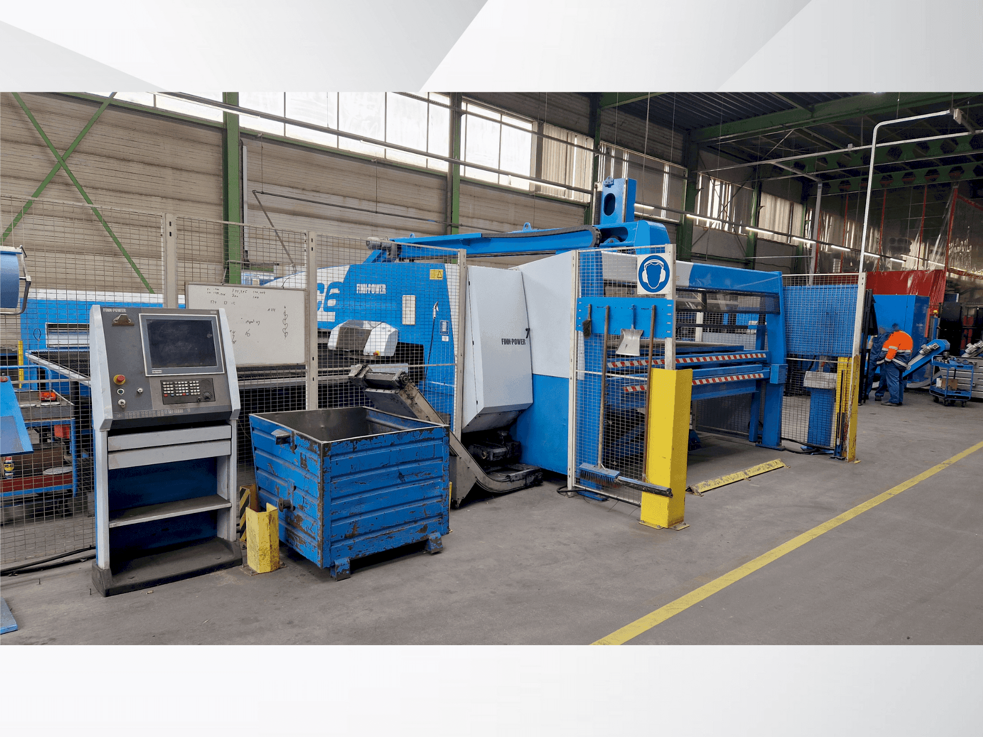 Čelní pohled  na Finn-Power C6  stroj