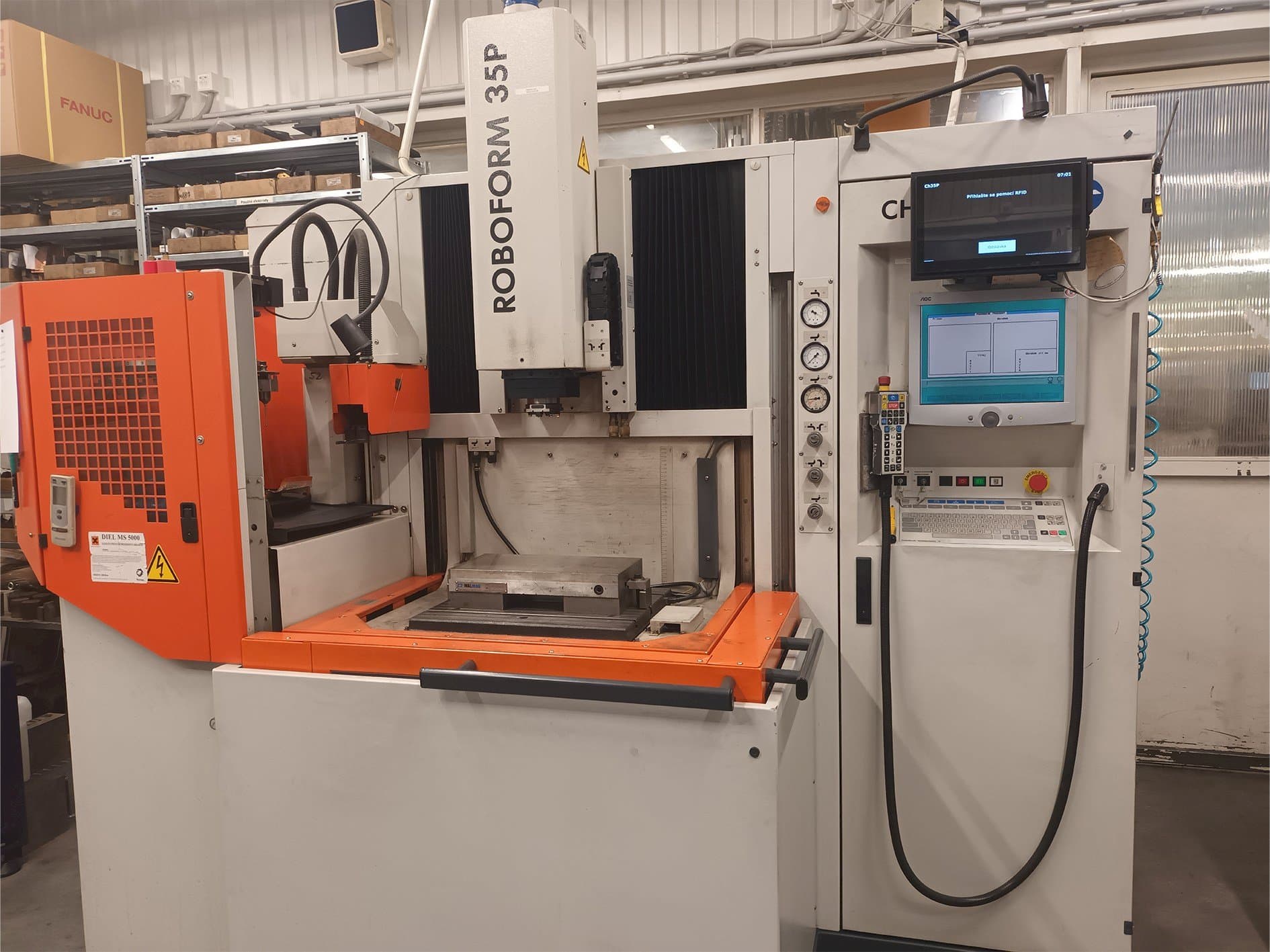 Čelní pohled  na CHARMILLES ROBOFORM 35P  stroj