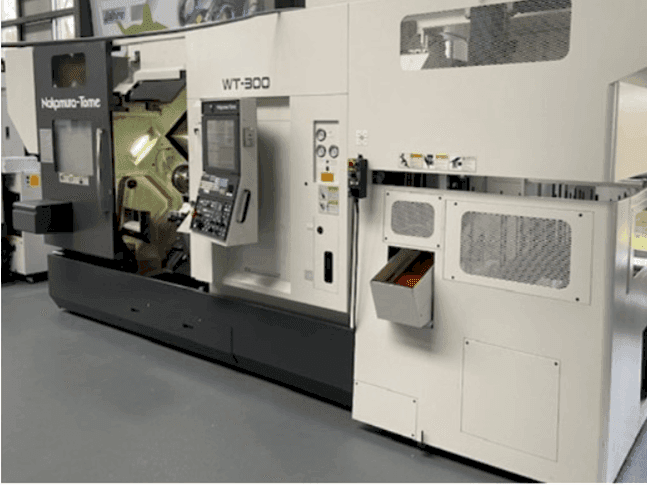 Čelní pohled  na NAKAMURA WT-300/GR 210  stroj