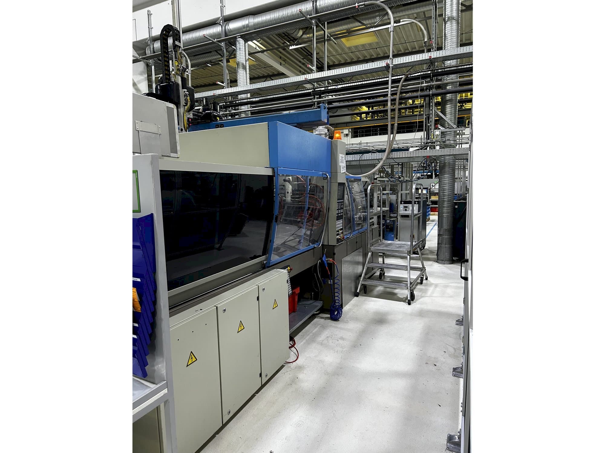 Čelní pohled  na Engel ES 750/175 HL  stroj