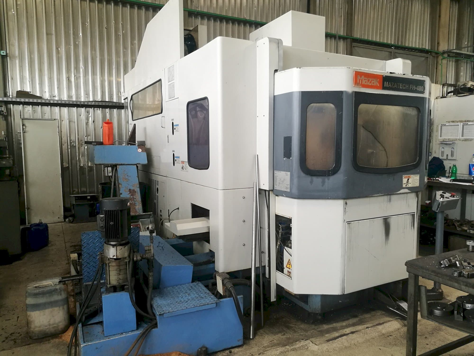Levý boční pohled  na Mazak FH-480  stroj