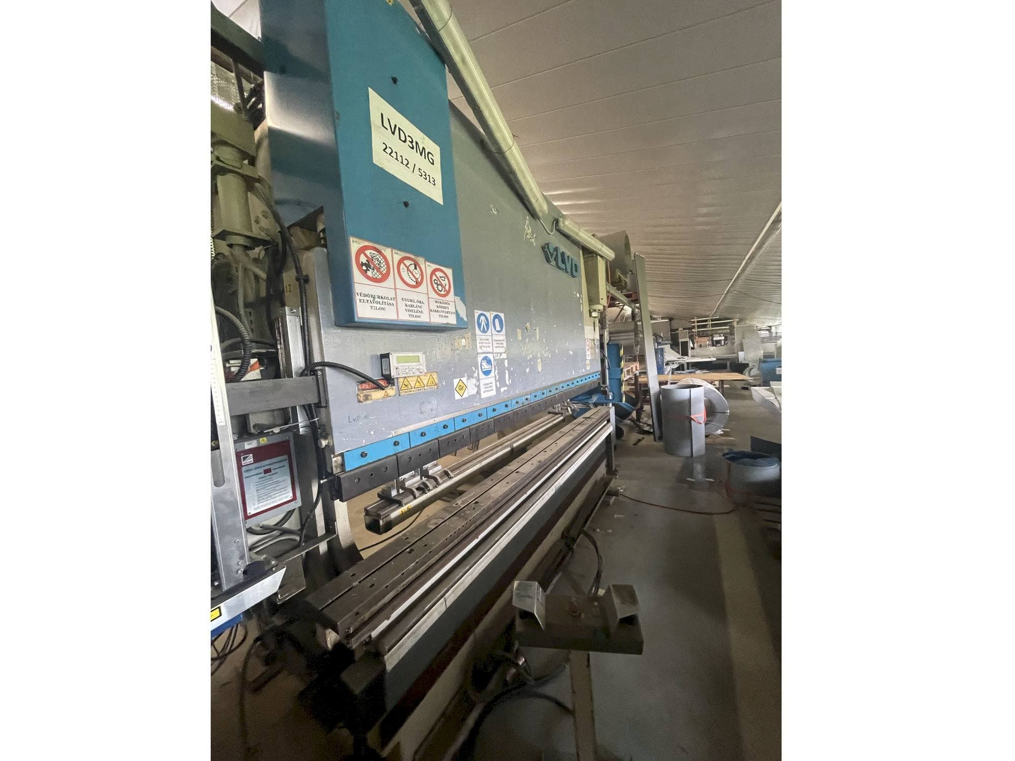 Čelní pohled  na LVD Ppeb 110/30  stroj