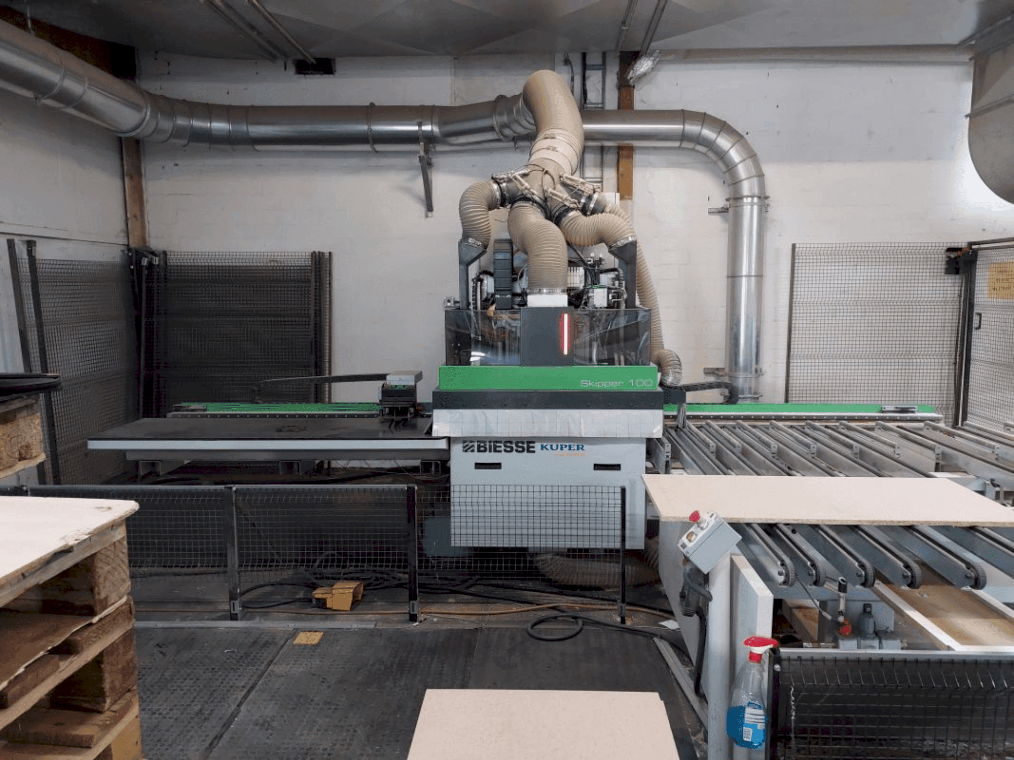 Čelní pohled  na BIESSE SKIPPER 100 L  stroj