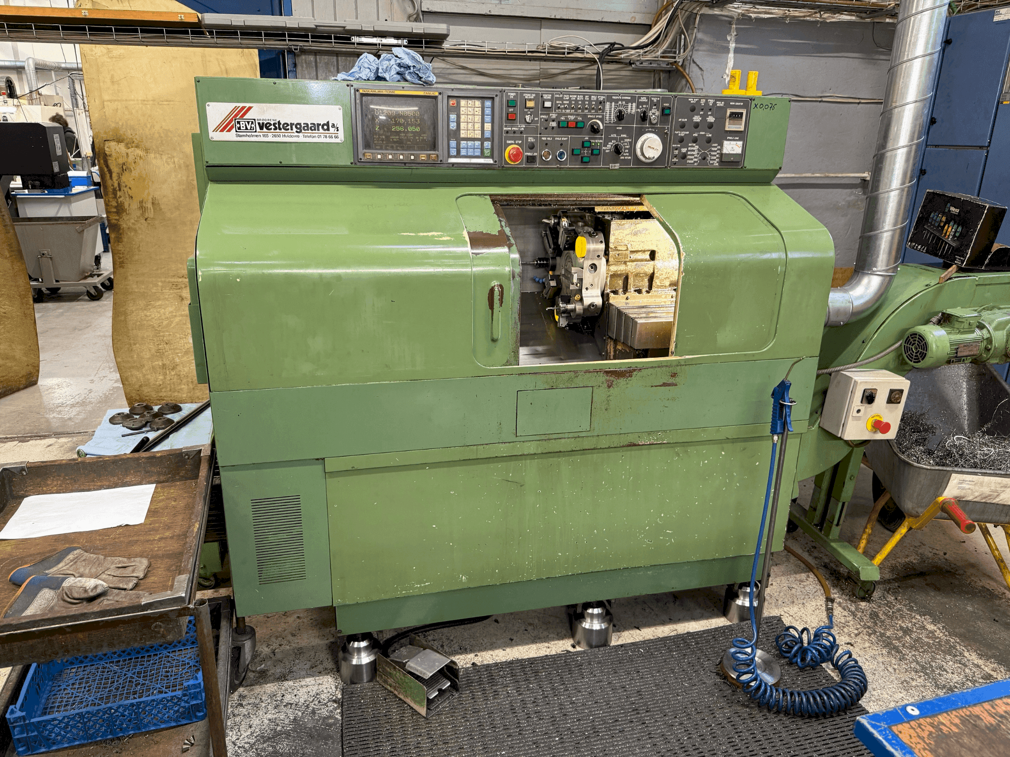 Čelní pohled  na NAKAMURA TMC-15  stroj