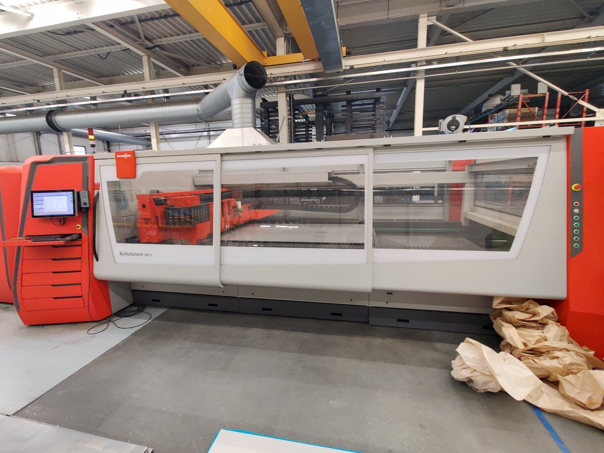 Čelní pohled  na Bystronic Autonom 3015 6kW CO2  stroj